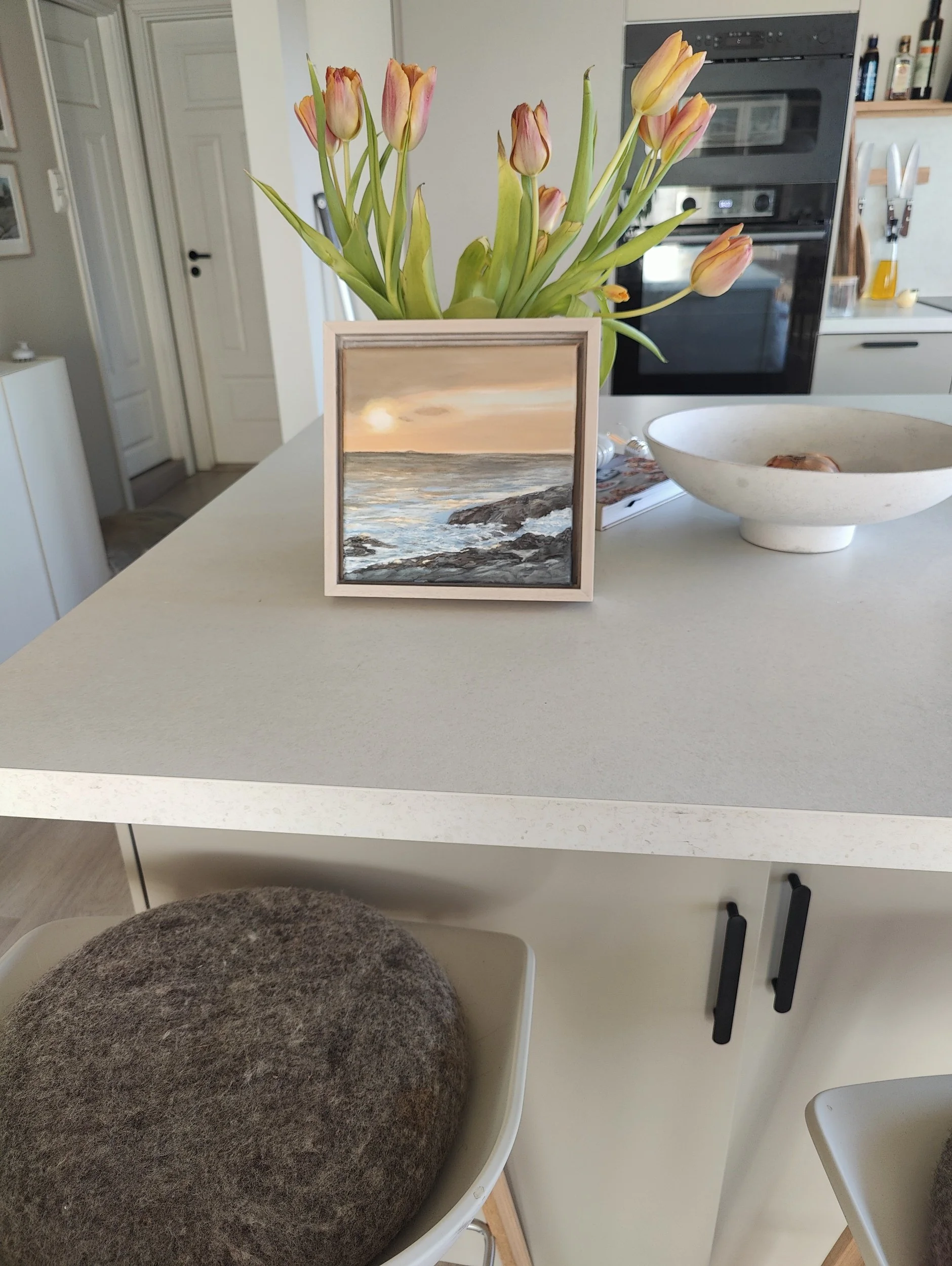 Bestillingsverk - kunden hadde et fotografi av en lokal plass som hun ønsket som et maleri. 20 x 20 cm inrammet i treramme i fargen lys eik