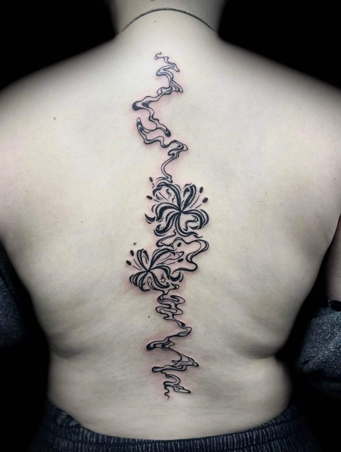Flowing blackwork spine piece from a couple weeks ago 🖤

I would really love to do more abstract work!
Your idea or mine 🐀

Located @hiddenvibes_tattoo 
in Cambridge, MA

Thanks for lookin&rsquo;