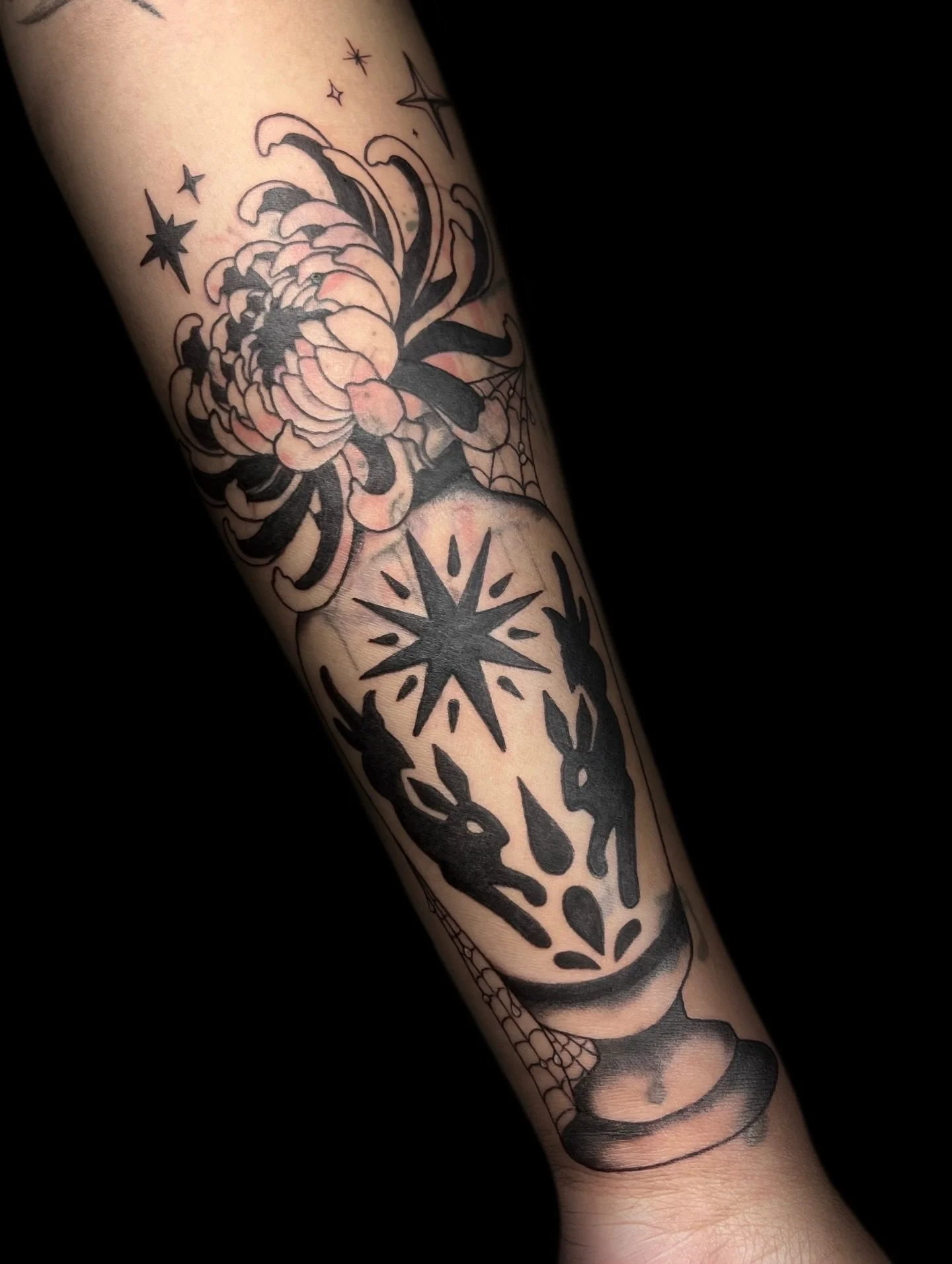 Custom made blast over 💥🌸
Swipe to the end to see the original &mdash;>

Thanks for the trust and the fun time 🖤

Located @hiddenvibes_tattoo 
in Cambridge, MA

Thanks for lookin&rsquo;