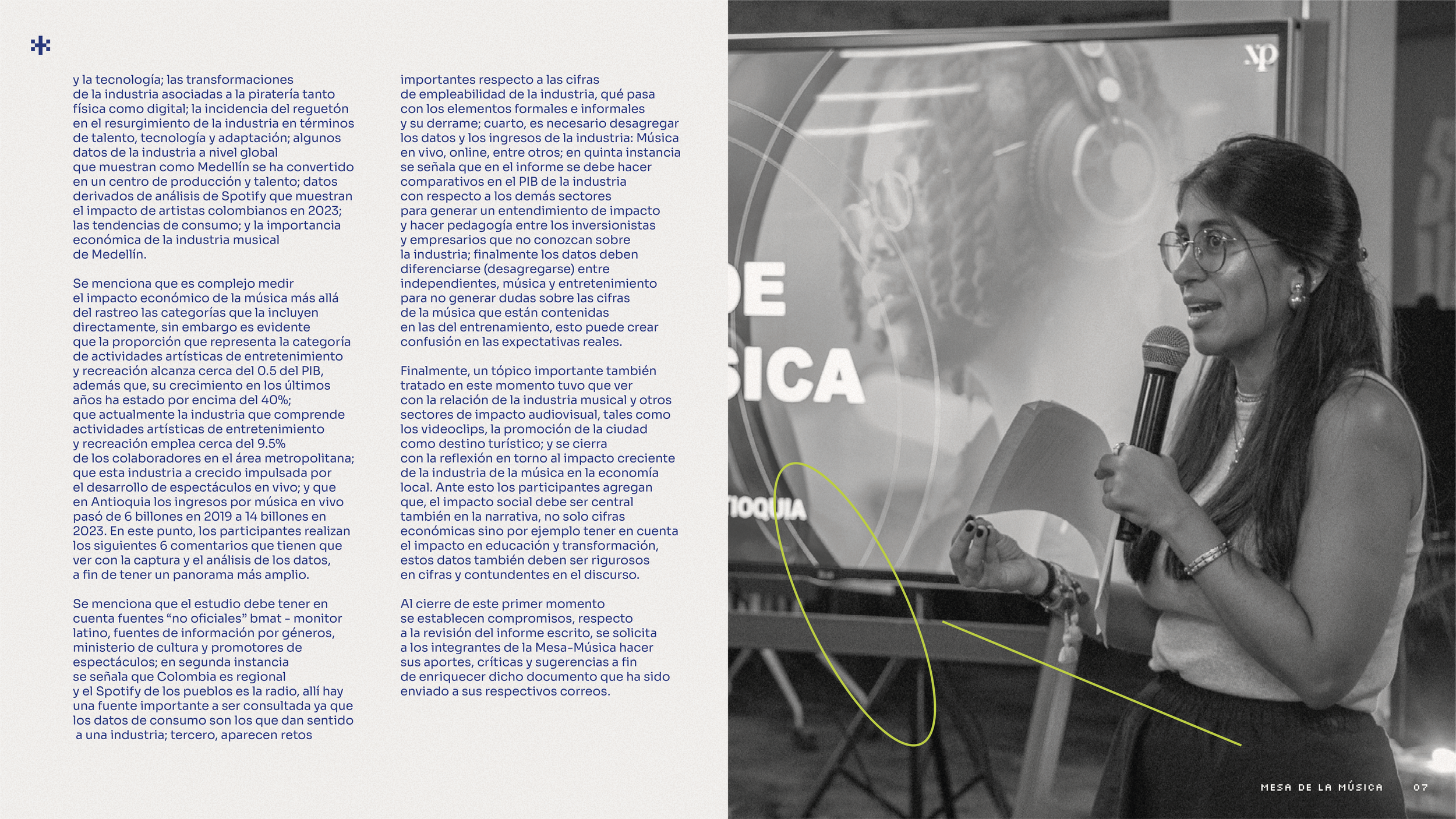 Mujer con gafas y vestido sin mangas hablando en un micrófono durante una conferencia o presentación, con pantalla en el fondo que muestra gráficos aprovechados para su exposición.