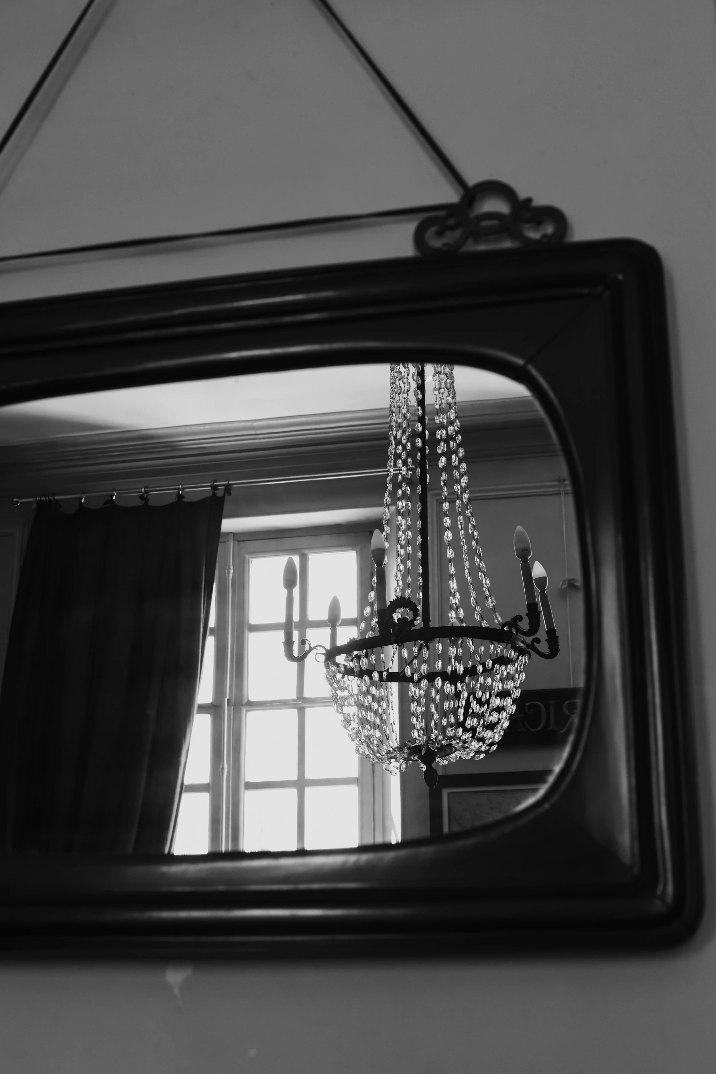 Un chandelier en cristal de la bibliothèque