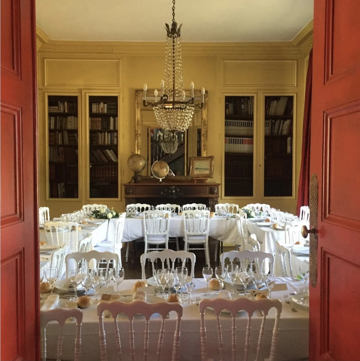 Bibliothèque aménagée en salle de réception (mariage)