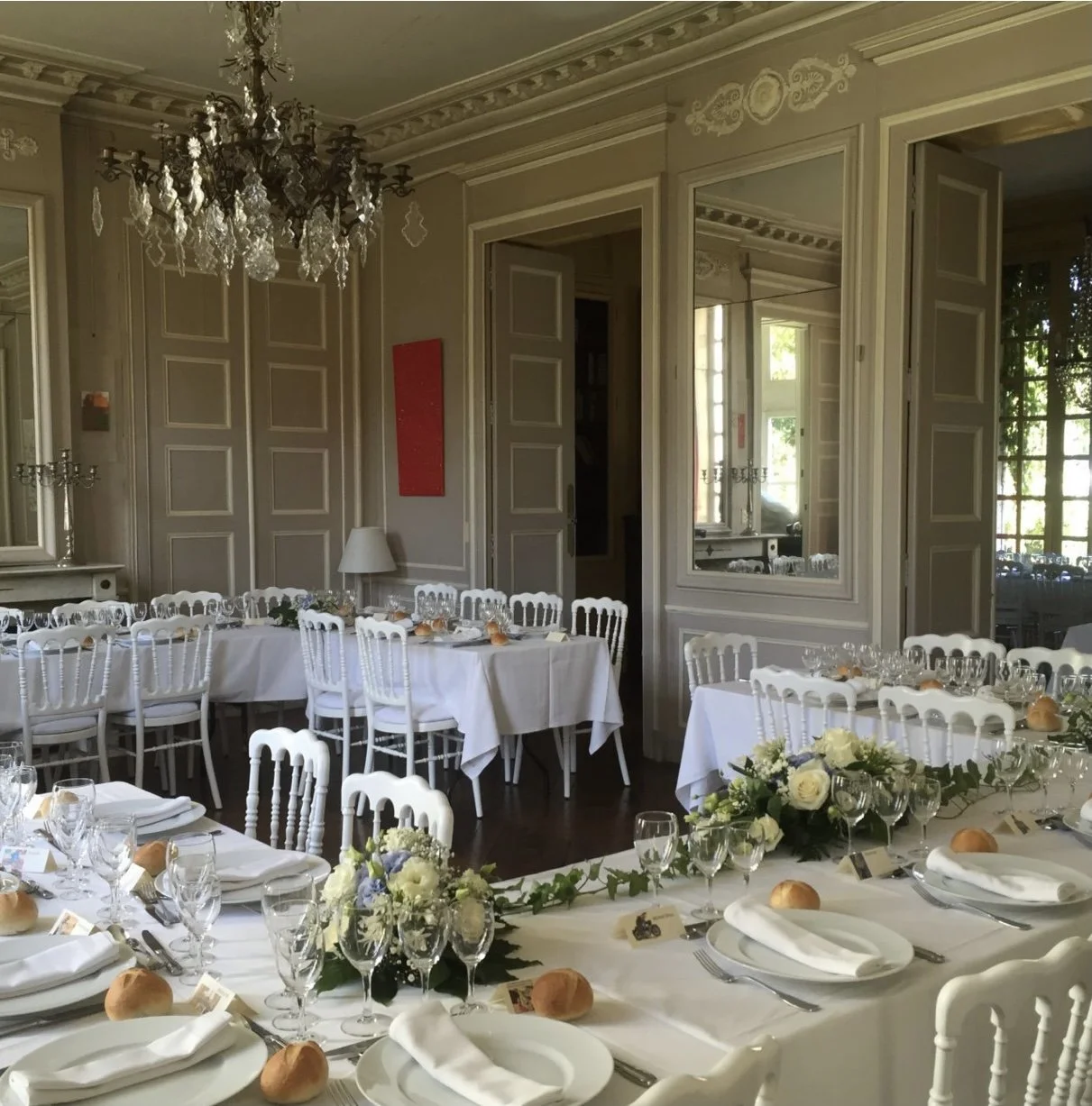 Salon d'honneur aménagé en salle de réception (mariage)