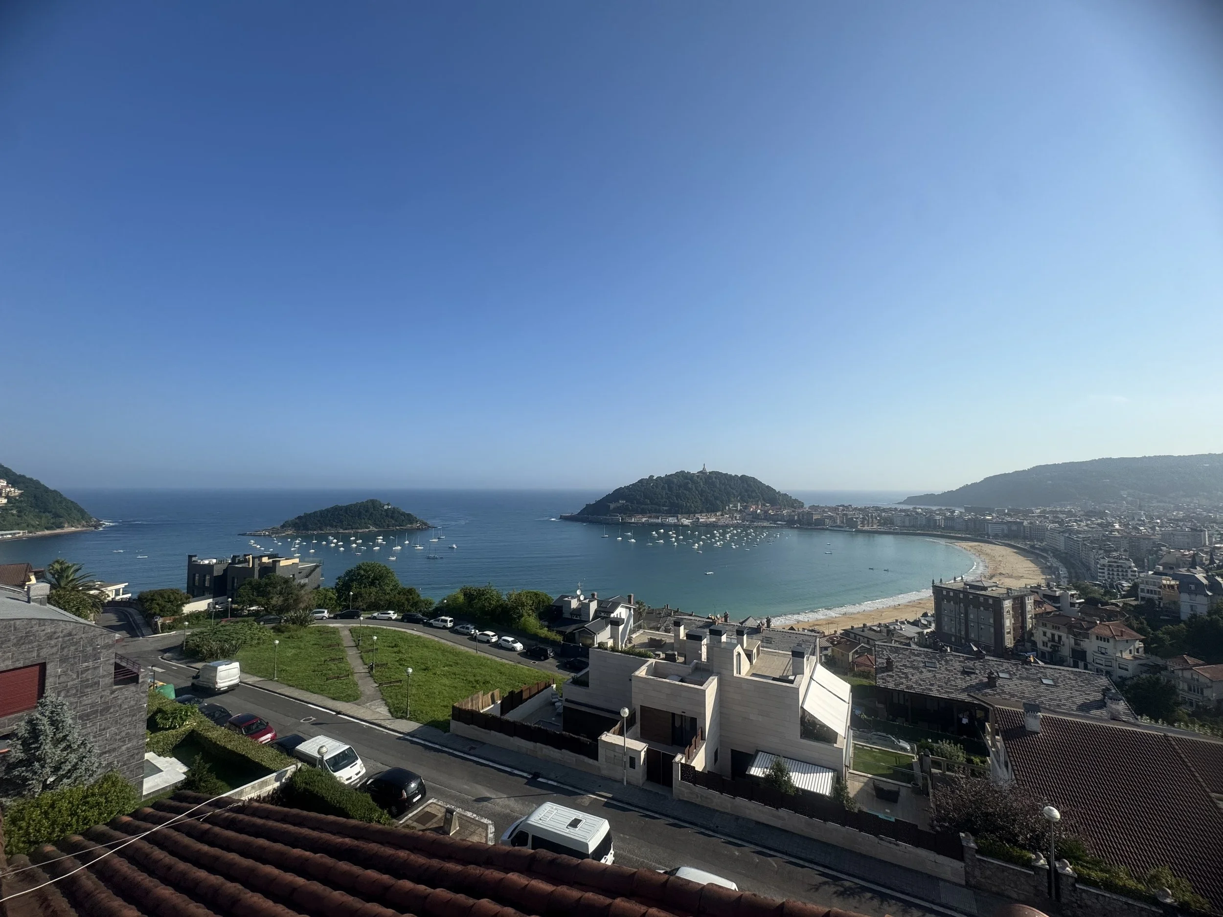 Vista panorámica de la bahía de la Concha en San Sebastián vista desde un tejado de la ciudad.