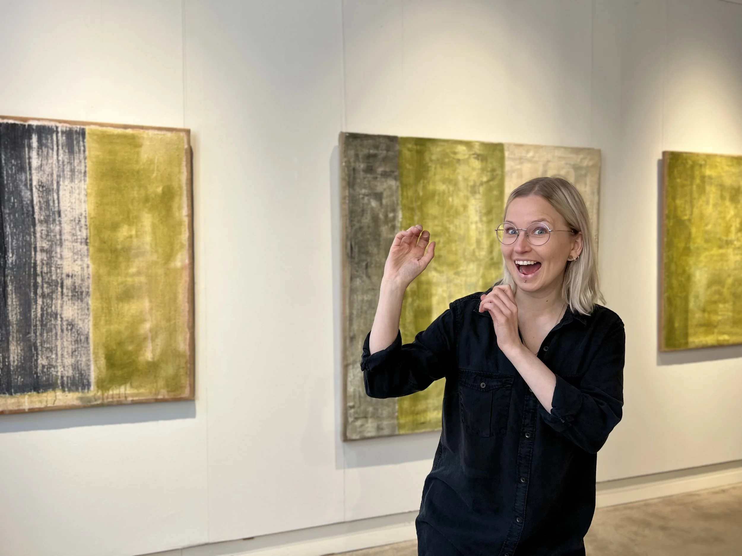 Viittomakielinen näyttelyopastus, Caisan Galleria, 2023 (Kuva: Noora Karjalainen