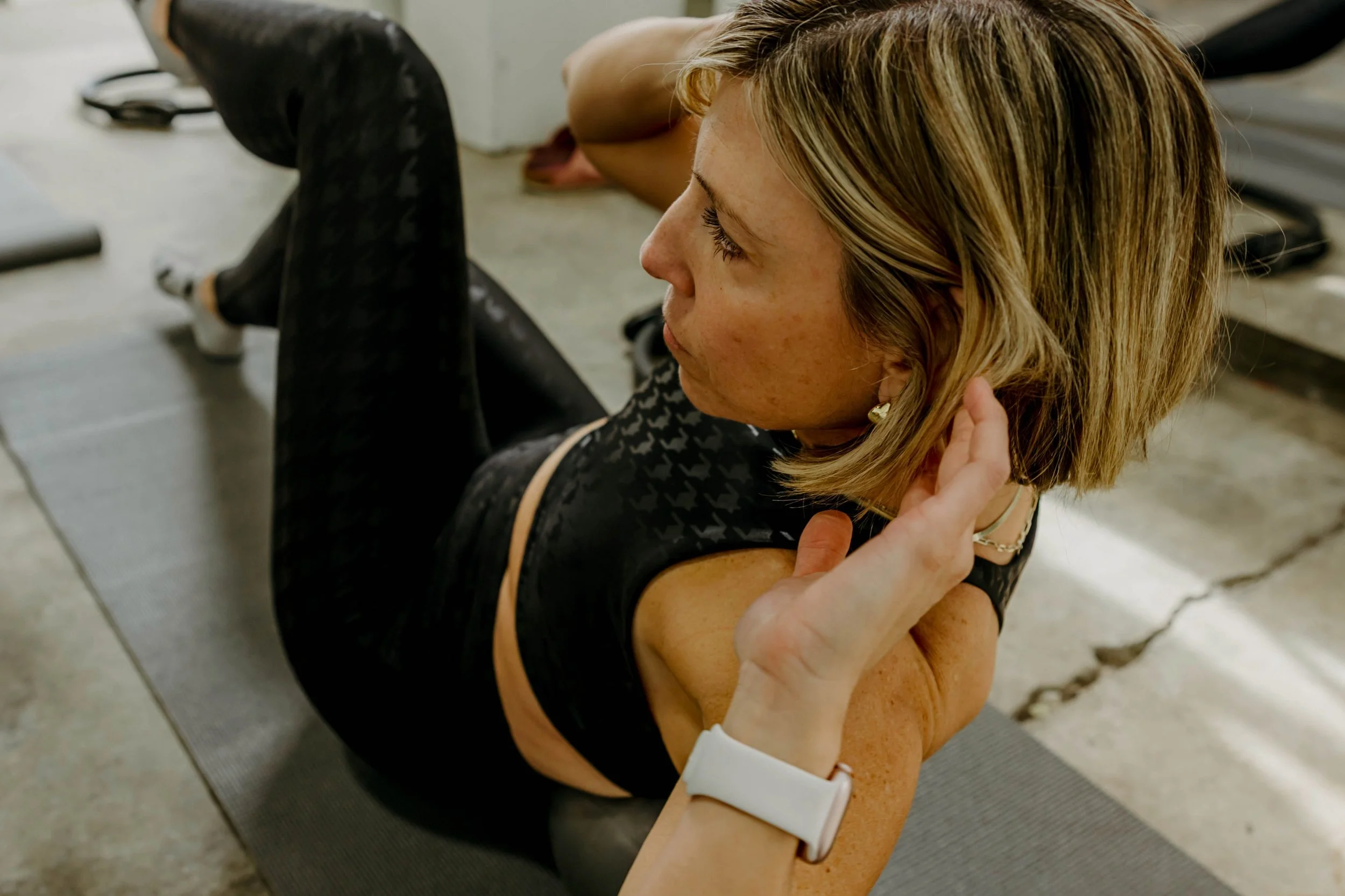Woman doing a crunch.