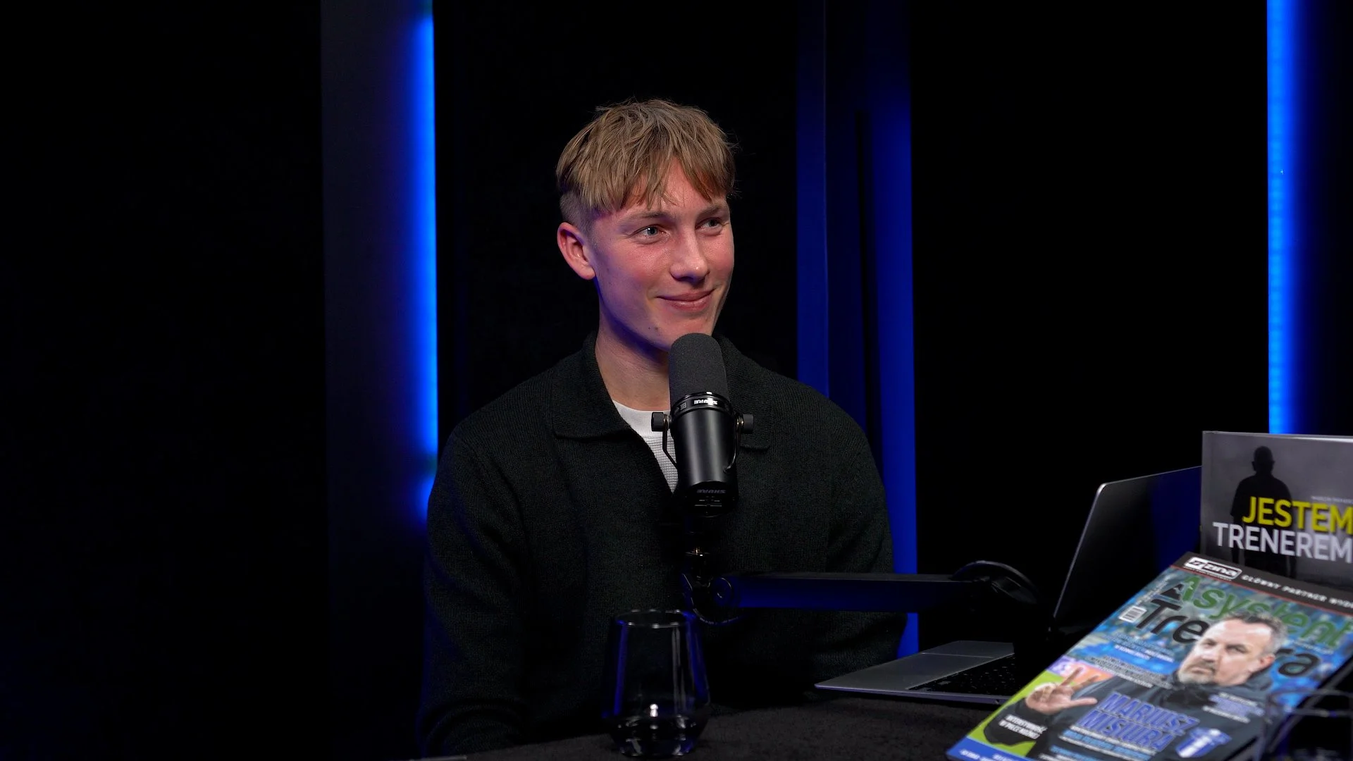 "Posłuchaj Podcastu FTE, w którym Kacper Gzieło rozmawia z ekspertami takimi jak Jacek Magiera czy Marek Dragosz. Łączymy psychologię sportu, technologię i praktyczną wiedzę trenerską. Dowiedz się, jak wychować mistrza i dobrego człowieka."