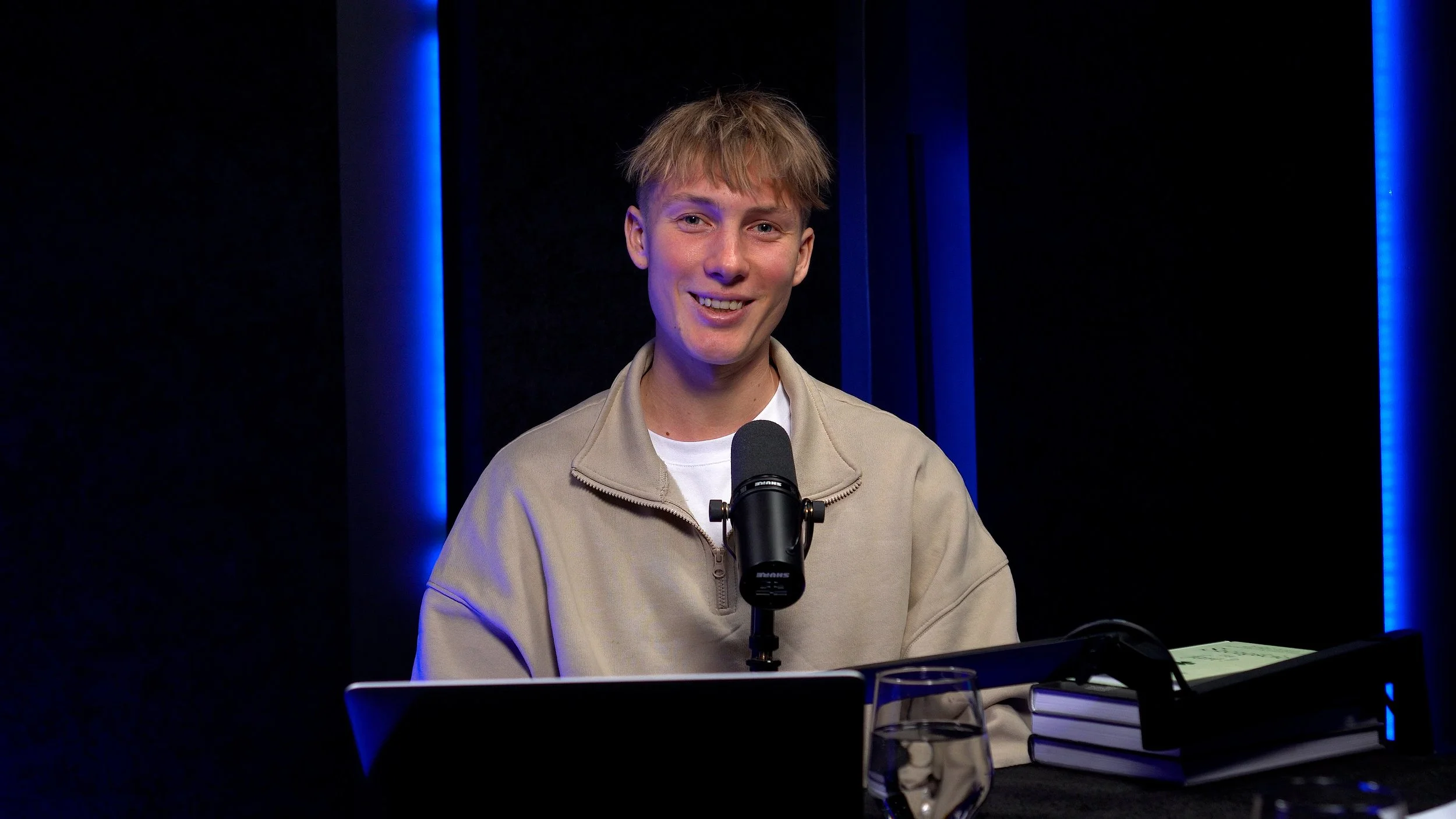 W FTE łączymy teorię z praktyką. W podcaście Kacper Gzieło pyta psychologów i trenerów kadry o to, jak wychować mistrza. W Akademii FTE przekuwamy te słowa w czyny, wykorzystując technologię Fitlight i podejście mentalne. U nas wiedza nie zostaje w s