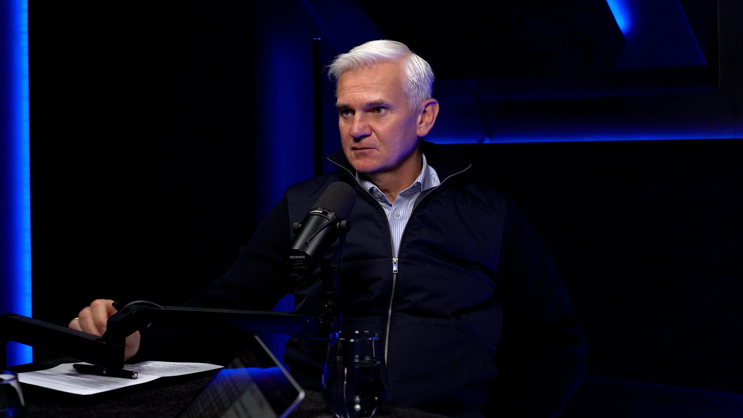 Rozmowa z trenerem Jackiem Magierą o tym, dlaczego w sporcie najważniejszy jest człowiek, a nie wynik. Poznaj kulisy pracy w Ekstraklasie i dowiedz się, jak kształtować mentalność zwycięzcy u młodych zawodników. Obowiązkowe dla każdego rodzica