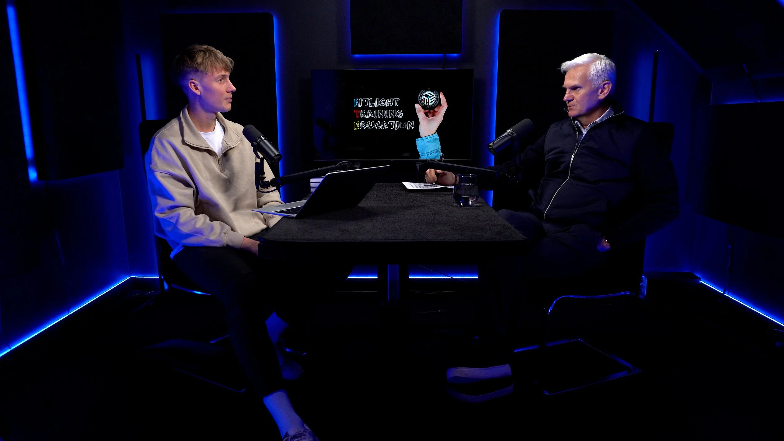 Podcast FTE to wiedza prosto od mistrzów. Posłuchaj rozmów z ekspertami takimi jak Jacek Magiera, Marek Dragosz czy Krystian Lamberski. Łączymy psychologię, motorykę i taktykę, dając Ci kompletny przewodnik po rozwoju młodego sportowca.