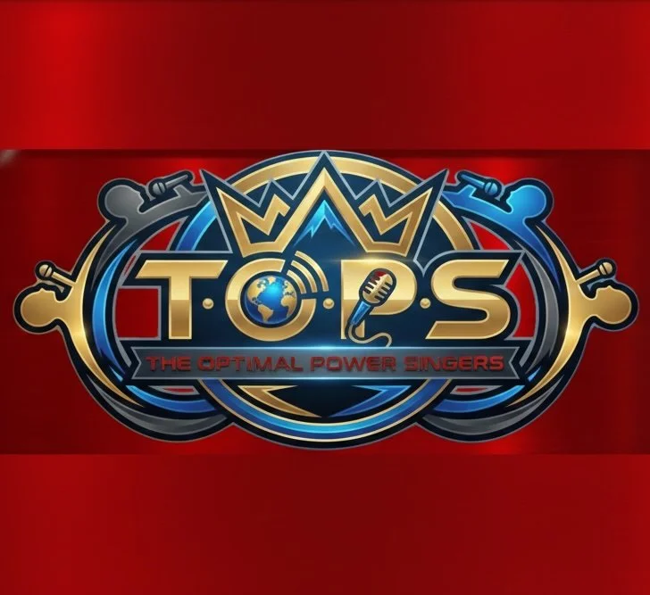 ロゴで、金色の王冠とマイク、地球、衛星のアイコンがあり、「T.O.P.S」と書かれ、その下に「THE OPTIMAL POWER SINGERS」という文字がある。背景は赤色。