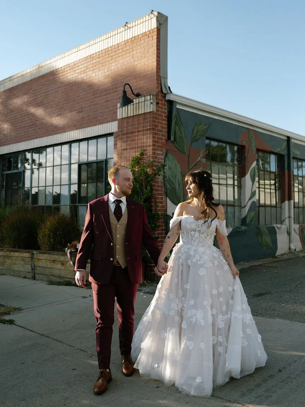 This wedding was purrrrfect 🤍🐈&zwj;⬛

Photography @viridianawilsonphotography__ 
Planner @ivoryoaksevents 
Venue @mossdenver 
Bartending @drinkoakandolive 
Catering @occasionscater 
Rentals @eventrents 

#coloradoweddingplanner #denverweddingplanne