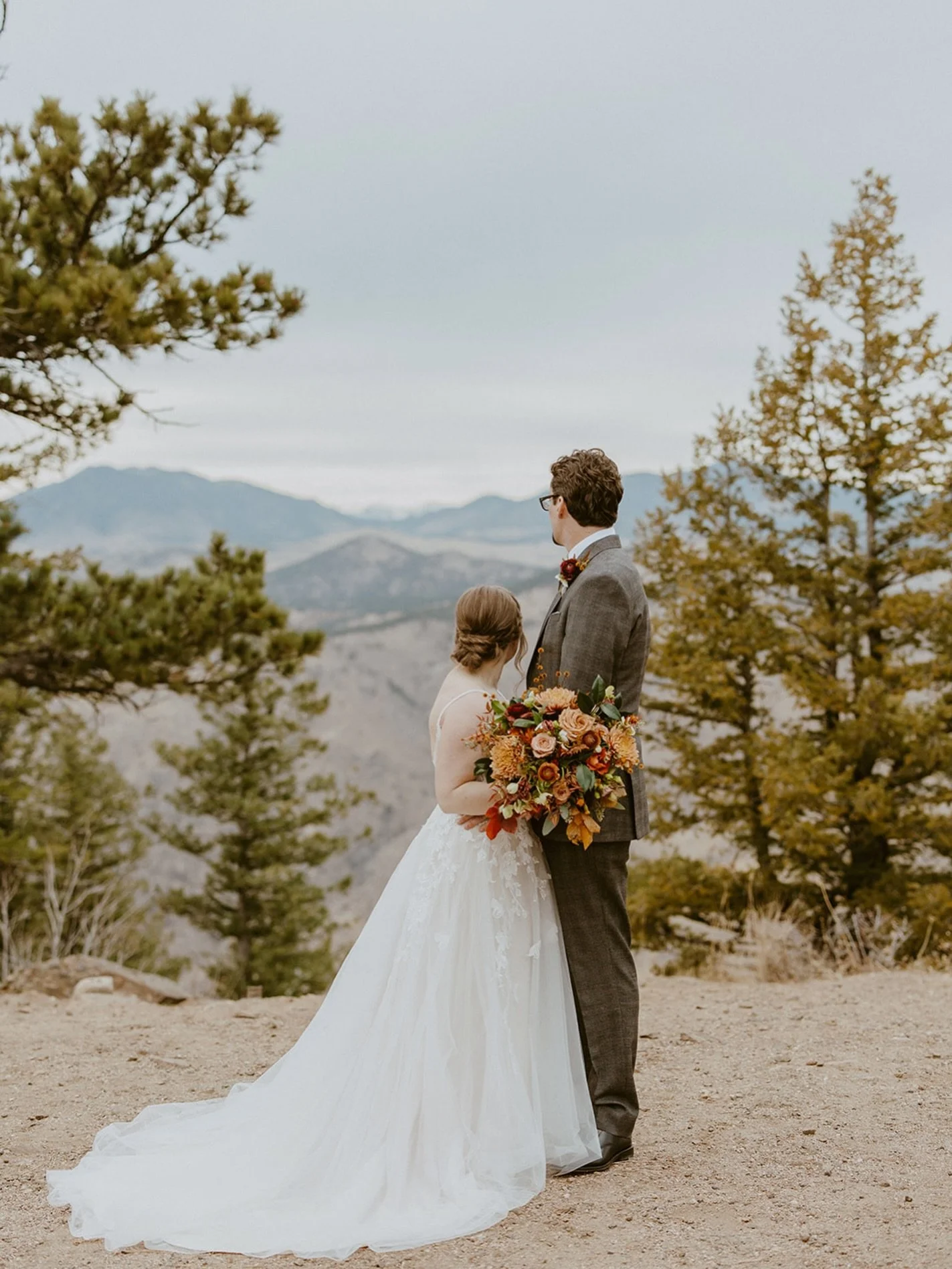 Mountain weddings will always have my heart ⛰️

If you&rsquo;re dreaming of a wedding surrounded by Colorado&rsquo;s breathtaking views, I&rsquo;d love to help make it effortless 🤍

Planning &amp; Coordinating @ivoryoaksevents
Photography @roaming.p