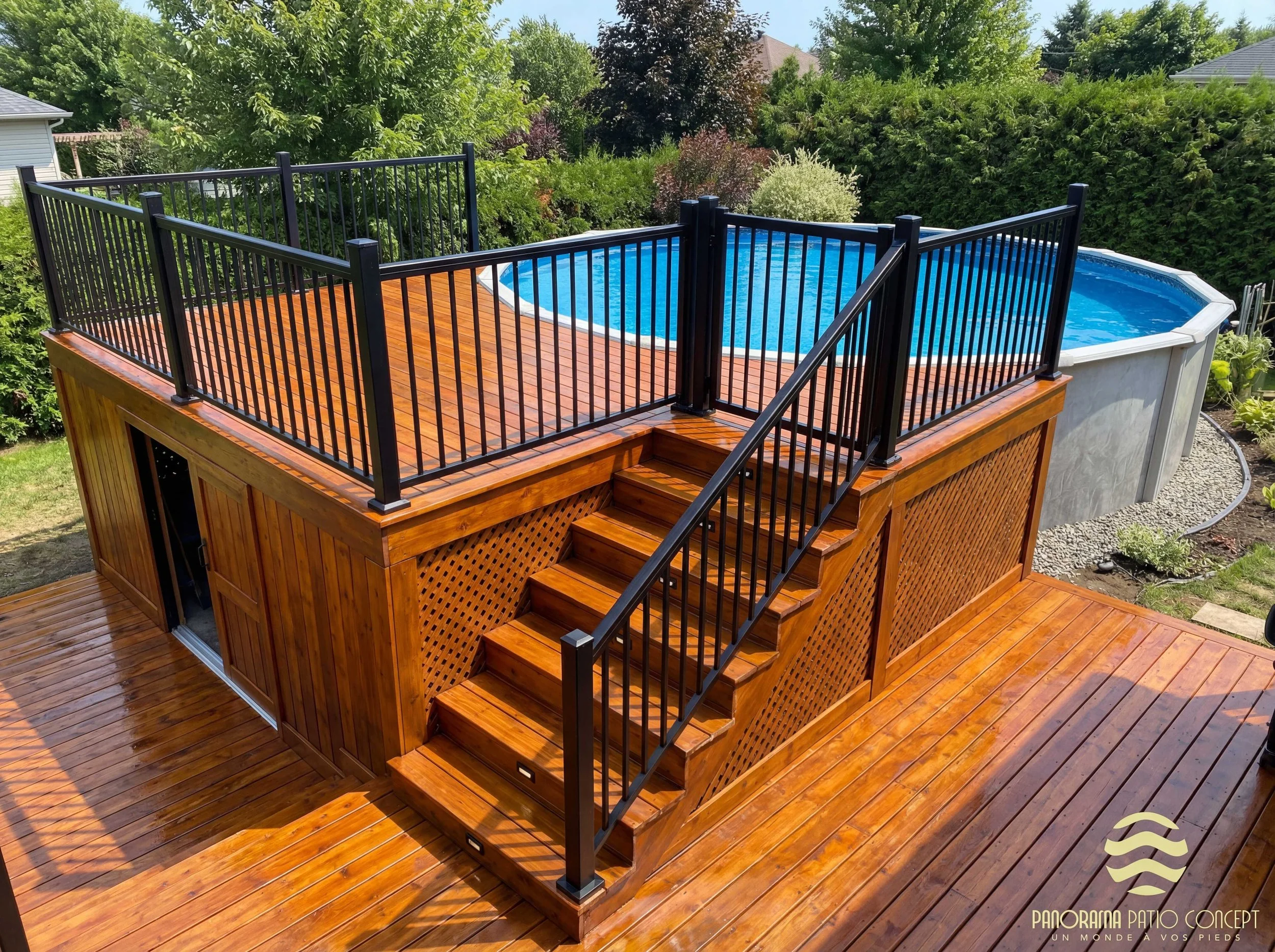 Une terrasse en bois avec une piscine hors-sol entourée d'une clôture noire en métal, et un jardin verdoyant en arrière-plan.