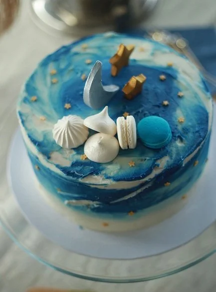 Blue marbled cake with macarons on top