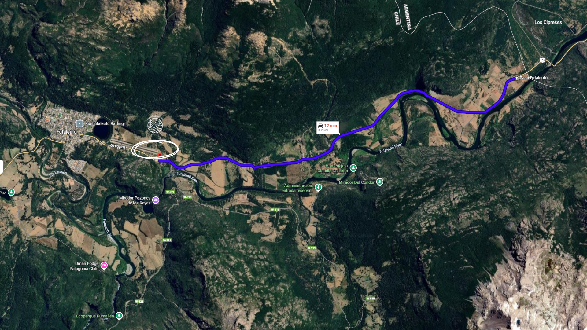 Mapa de la ruta en la región de Futaleufú, Chile, mostrando un recorrido en automóvil de 8.2 km y 12 minutos desde Pasos Futaleufú hacia el área central, con caminos, ríos, y puntos de interés como miradores y reservas naturales.