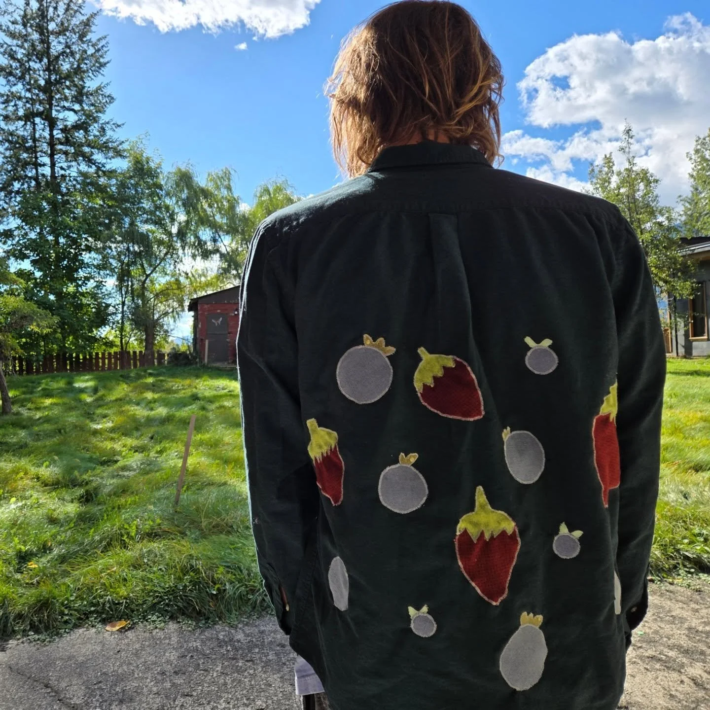 Custom patchwork addition to this lovely green button up 🍓🫐 All fabrics used were secondhand and now have a fresh new life!
.
.
.
.
#needleandfern #upcycledclothing #handmade #revelstoke #fixdonttoss #gearrepair #smallbusiness #visiblemending #shop
