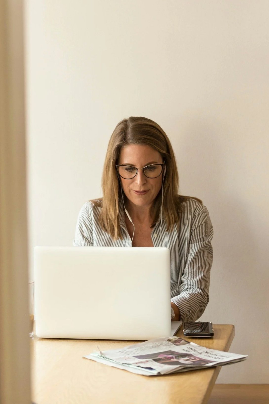 Can I start a business while working full-time?