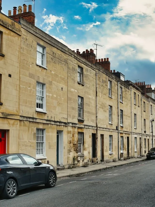 A row of Scottish stone terraced townhouses in the city of Edinburgh.