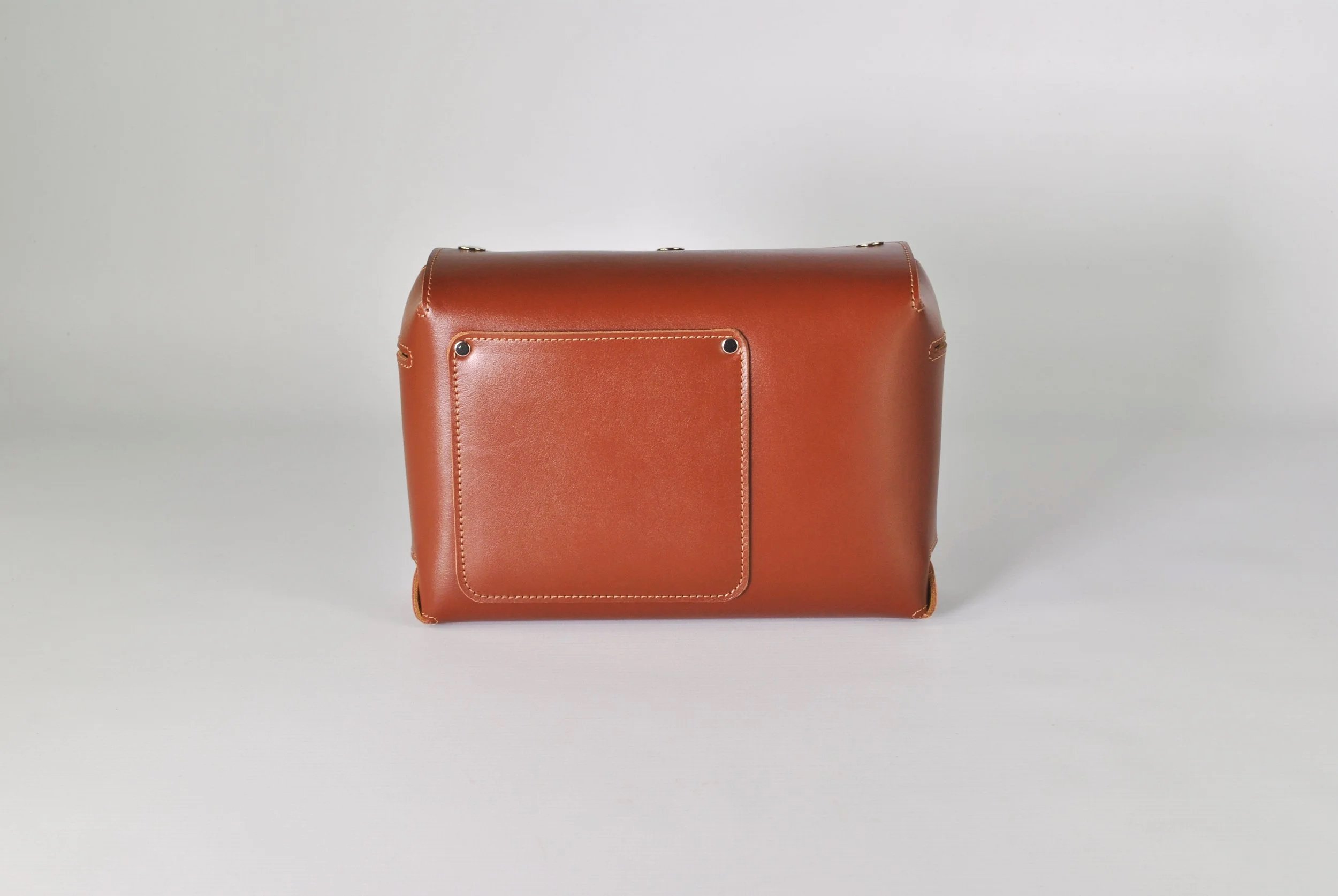 Fox cabin small, front view. Colour whiskey 