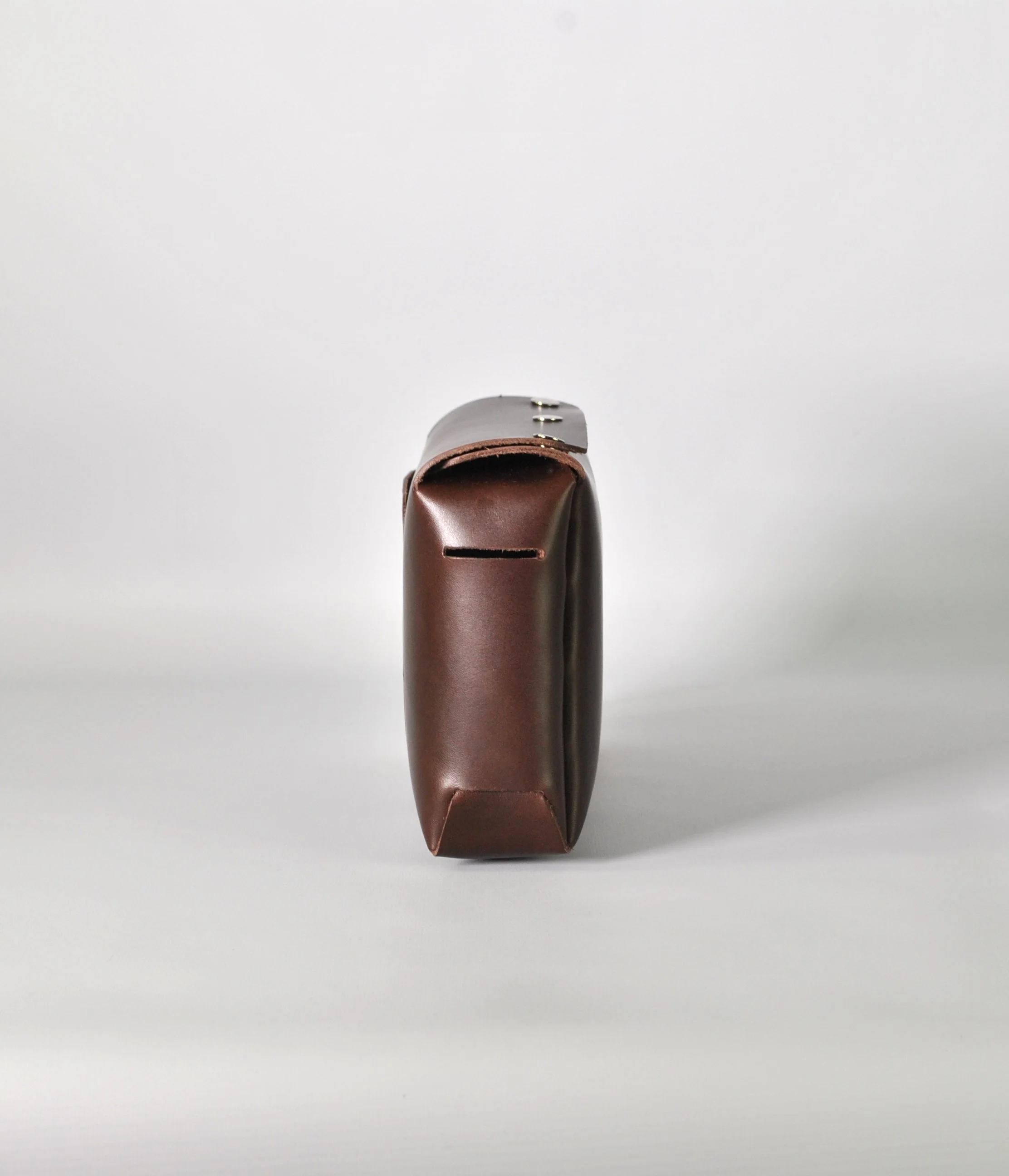 Fox cabin small, side view. Colour chestnut 