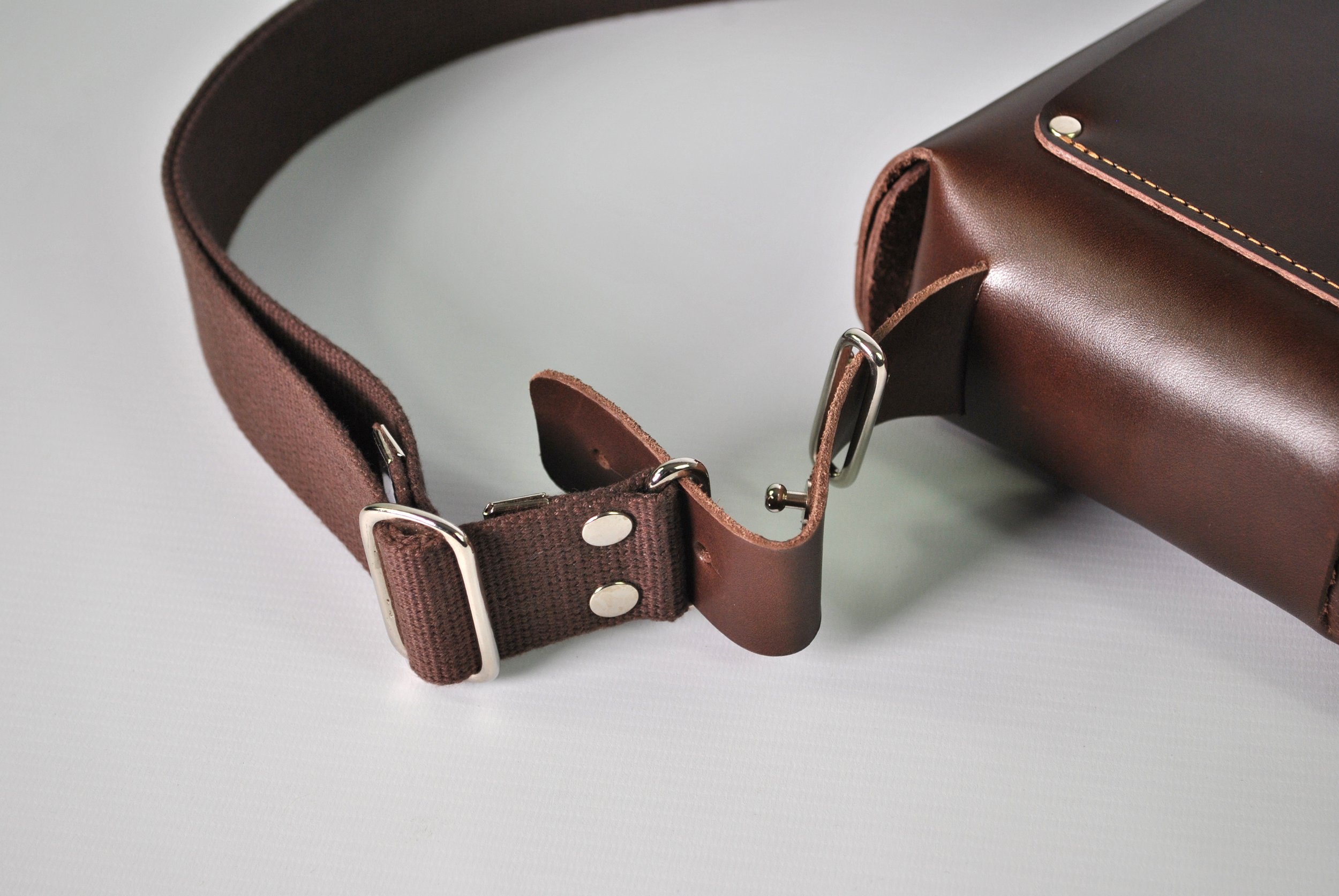 Fox cabin small with connectors and strap. Colour chestnut 
