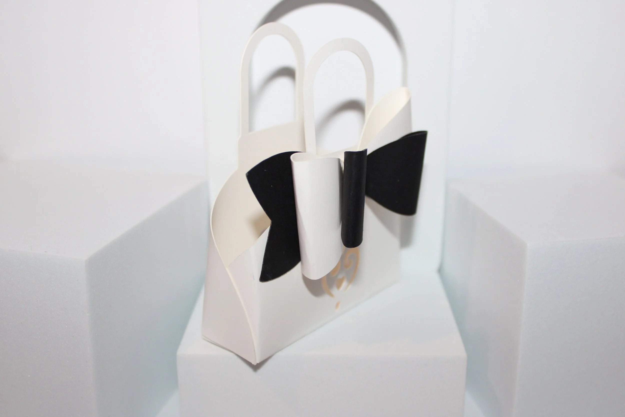 These really are adorable little favour handbags.

The images above show the bow size & placement ensuring a visually appealing presentation to your tables.