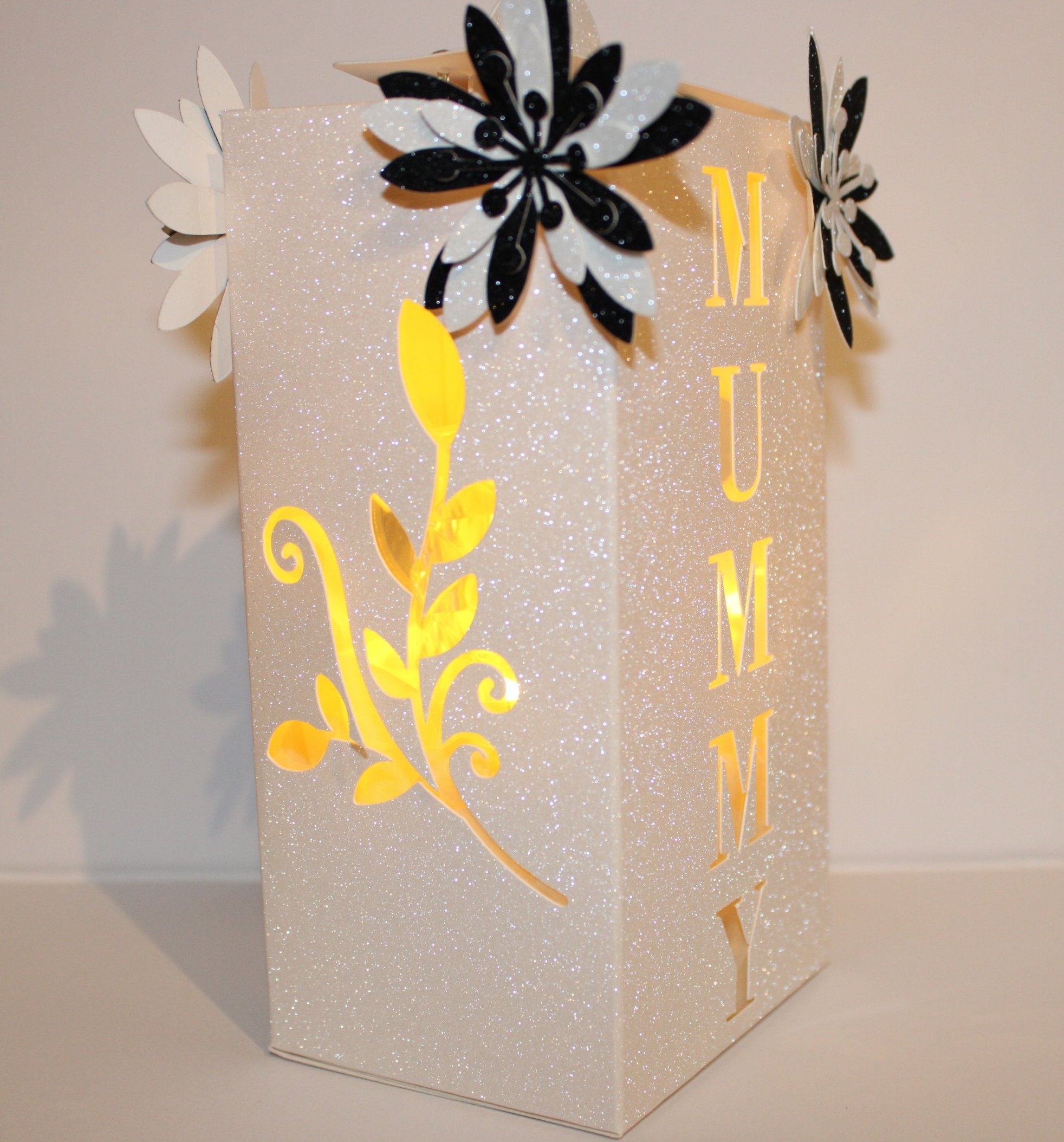 Perfect as a sentimental keepsake: the combination of cut lettering, floral detailing, and gentle illumination creates a cosy, heartfelt display for Mother's Day.