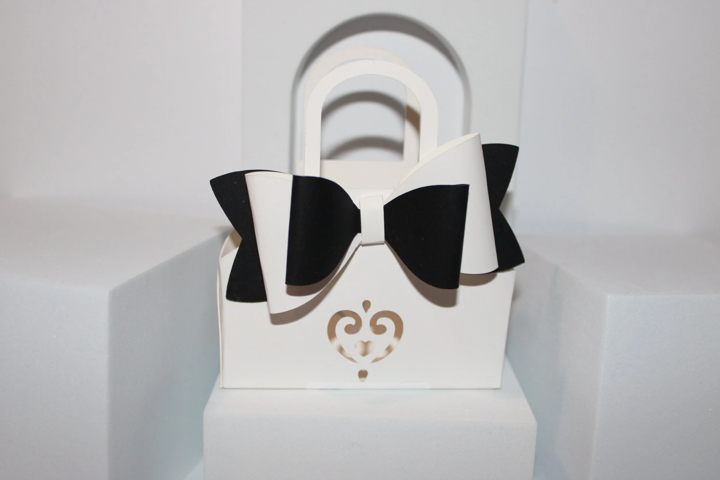 Favour handbag with bow!
Designed with the focus of a prominent bow on the front & a gorgeous heart or floral design cut underneath. #0057

