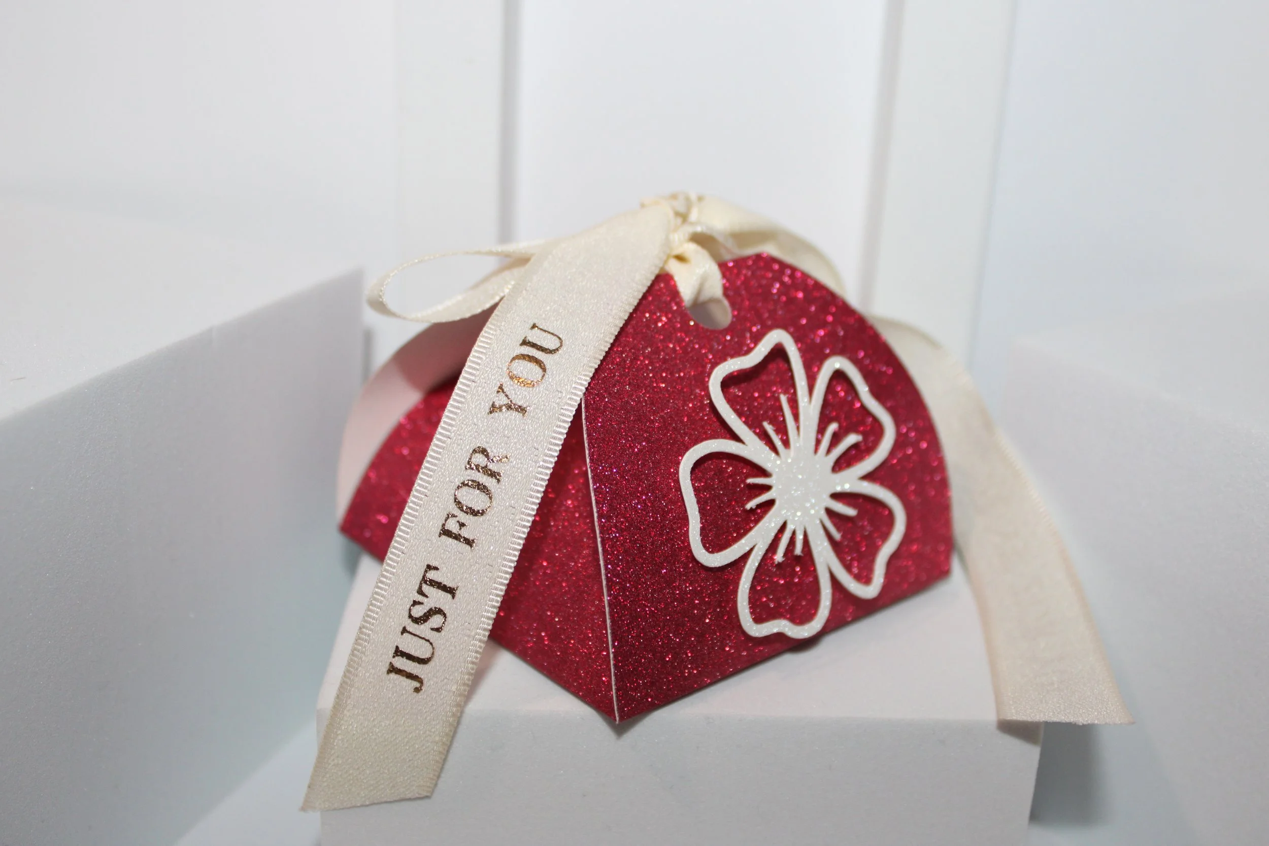 Flower favour box! These stunning little boxes have a cute flower attached to compliment the box. #00126