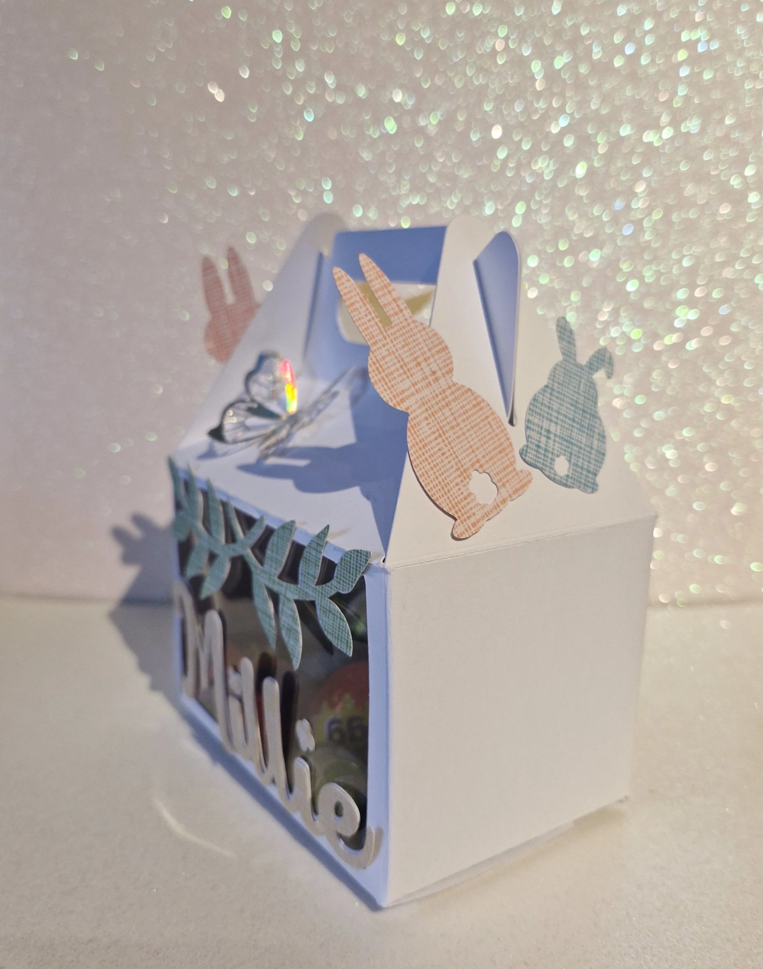 Personalisation: Name attached to the front panel in your choice of colour for a bespoke finishing touch. 


