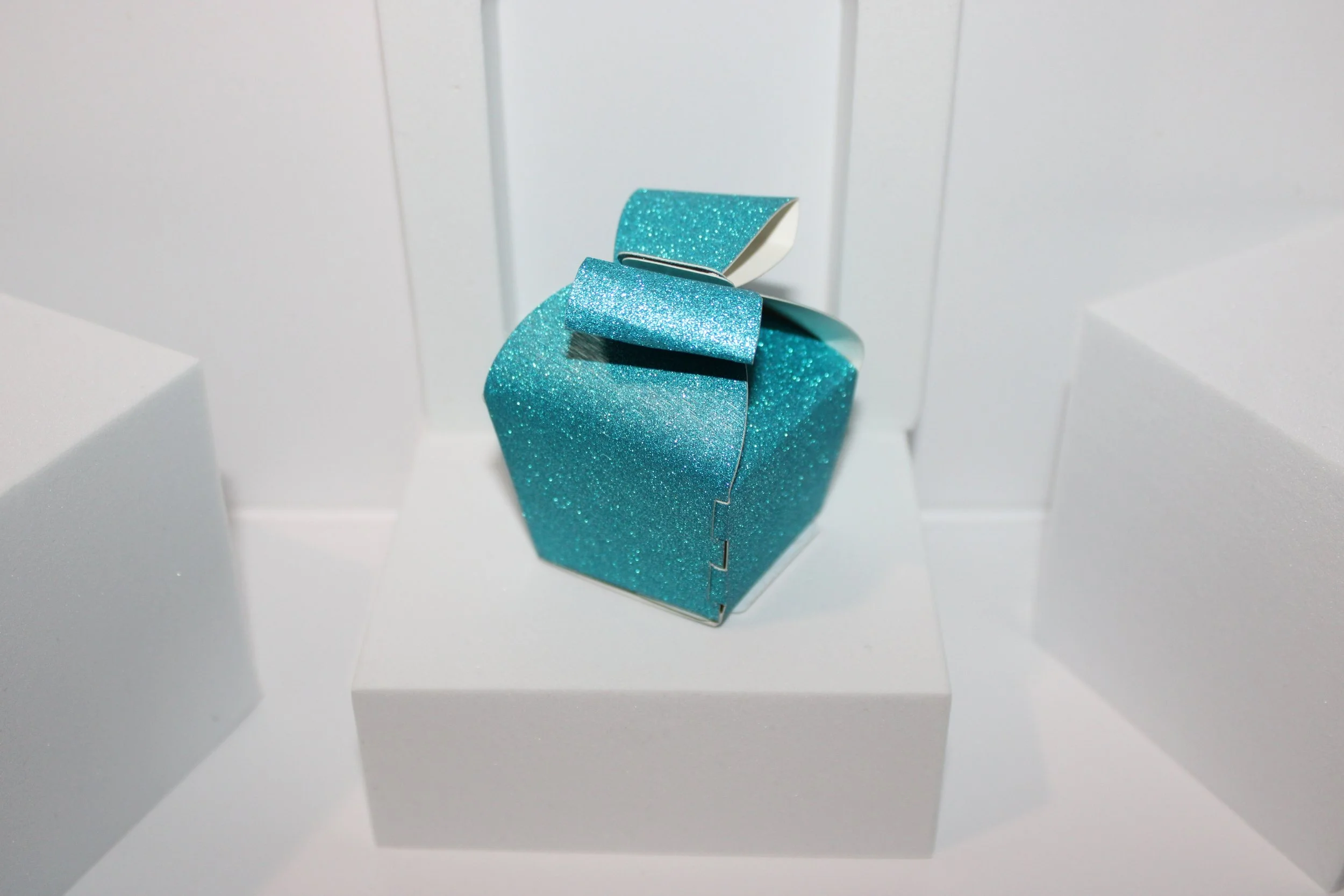 Bow closing favour box!
This little gem is not just a favour box, it’s a little surprise wrapped in elegance. #0070

