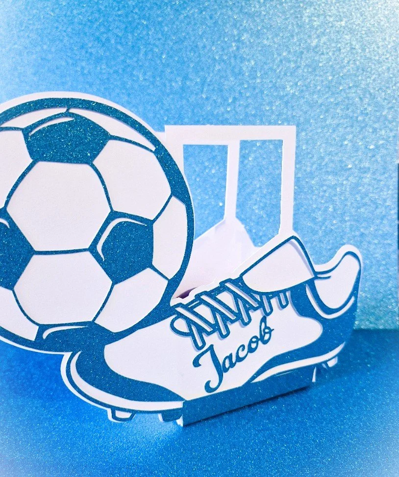 Inside, soft tissue paper cradles mini eggs, keeping treats neat and snug. Ideal as a party favour or a special gift. 