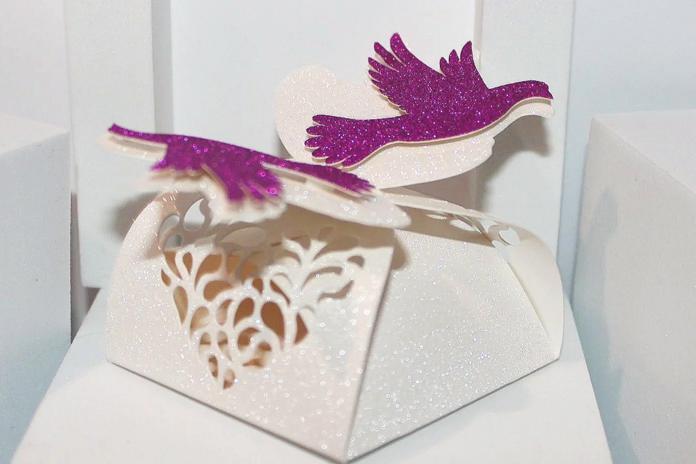 There are also additional intricate hearts on the side of the box.
A stunning little box to hold your sweet treats.