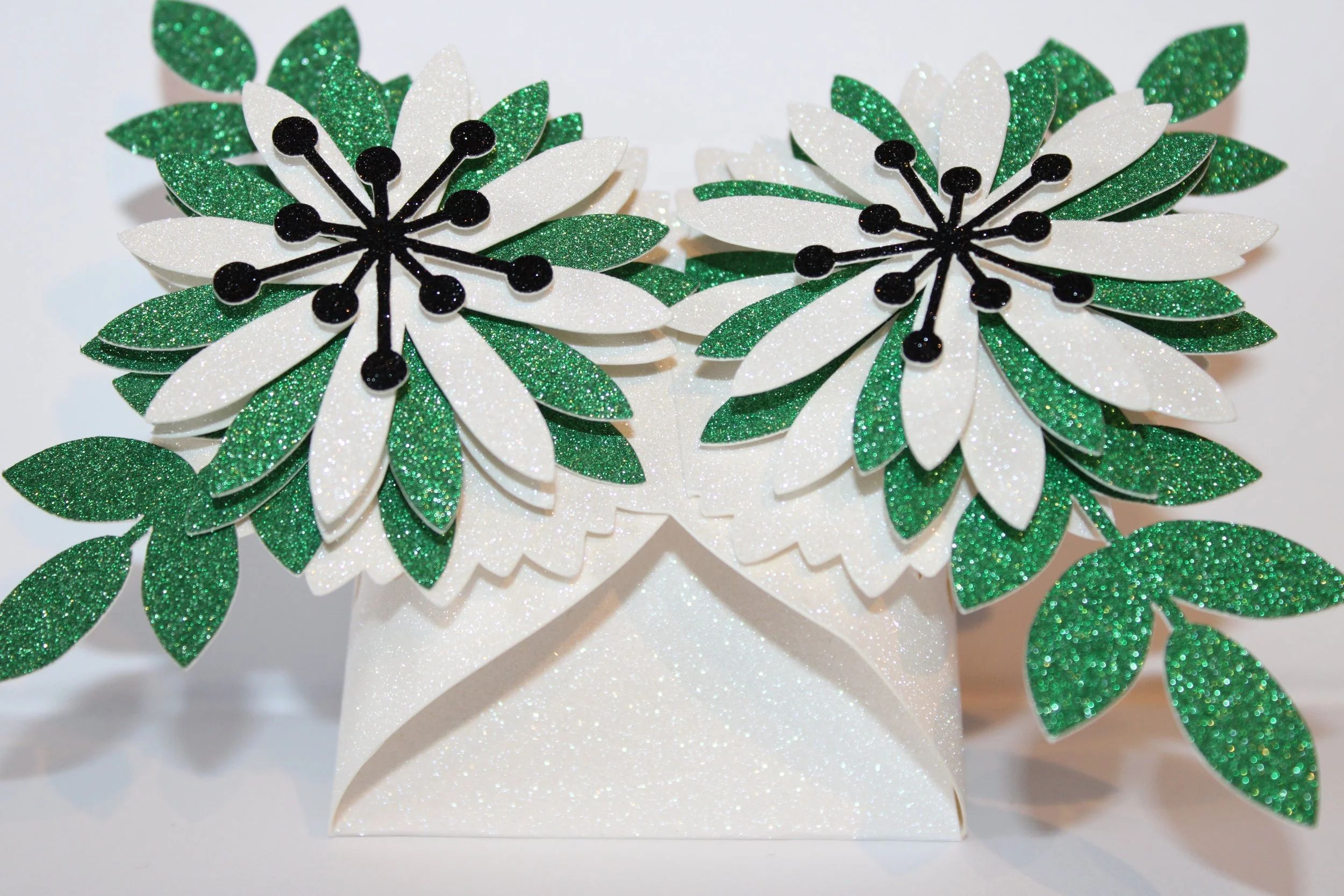 (NEW) Flower/Leaf Closing Favour Box! These stunning little boxes have adorable flower closings.  Simply slide the flowers and voila there are your favours neatly tucked inside. Let me tell you, they’re absolutely enchanting! Green/White. #00291
