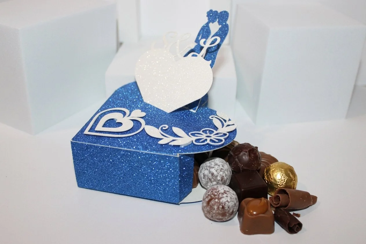 To finalize this piece there is also a floral piece delicately cut and placed on the edge of the box.

This box really screams elegance.
(Chocolates Not Included)