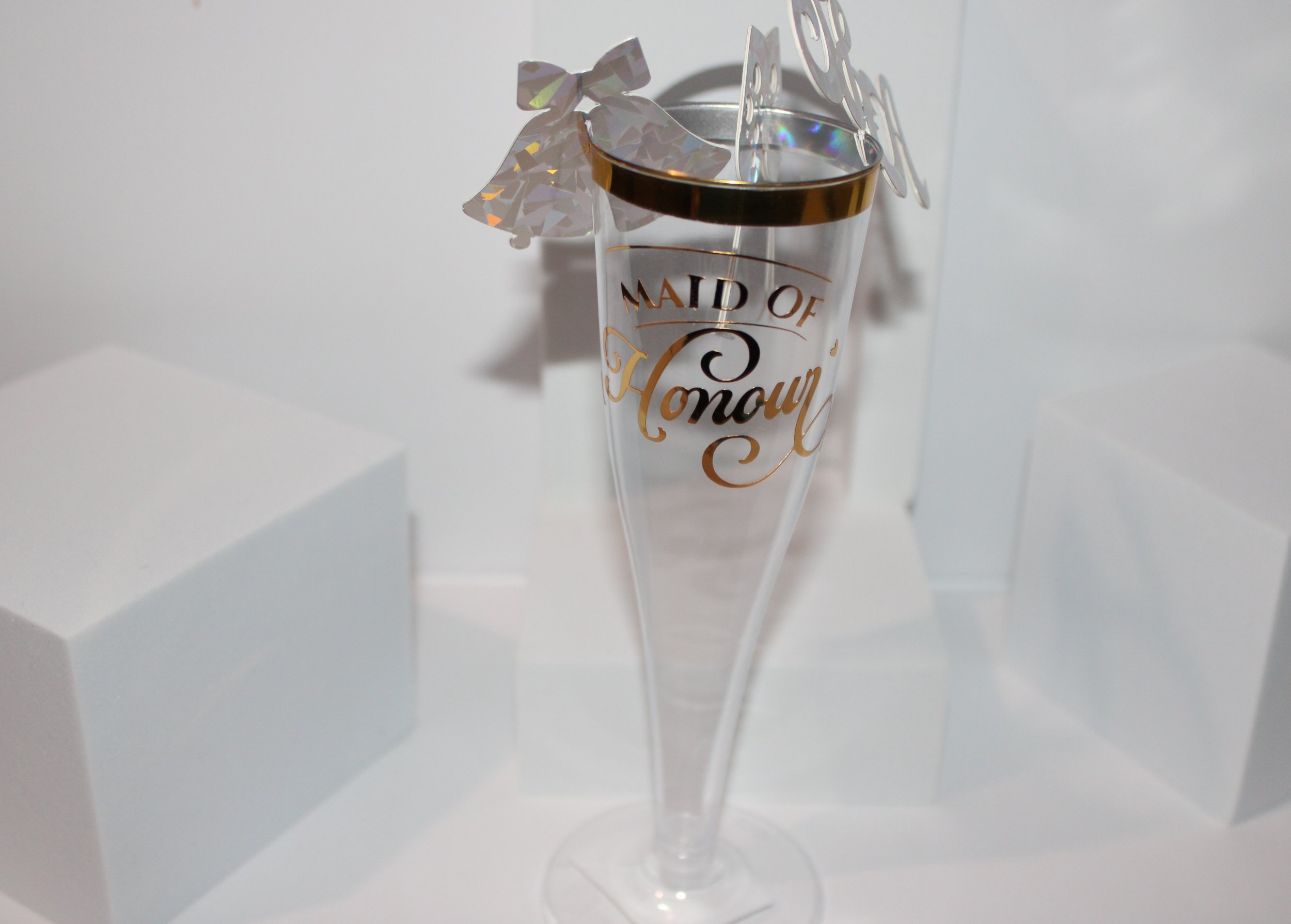 Crafted from plastic with a luxurious gold metallic rim.

Names of your wedding party can be attached, making each flute unique.

Crafted from plastic with a luxurious gold metallic rim. 
