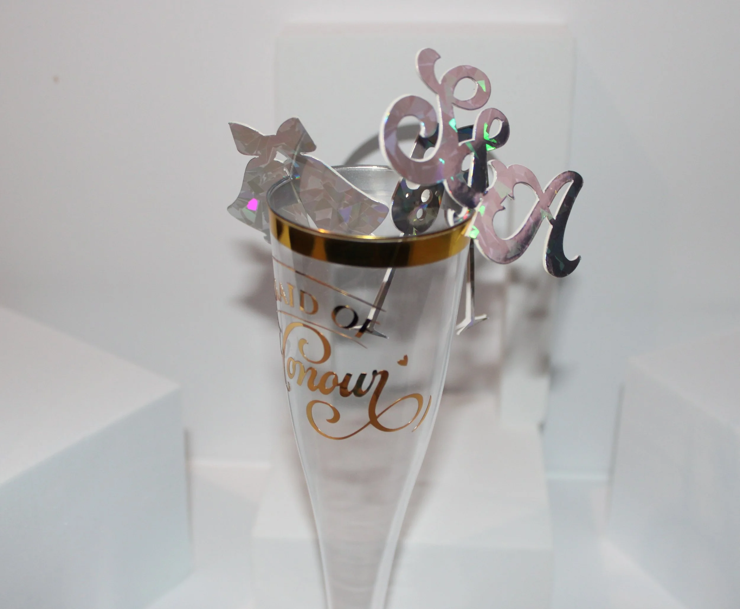 The flutes boast a gold metallic finish, making them perfect for special occasions. 
The flutes boast a gold metallic finish, making them perfect for special occasions. 

