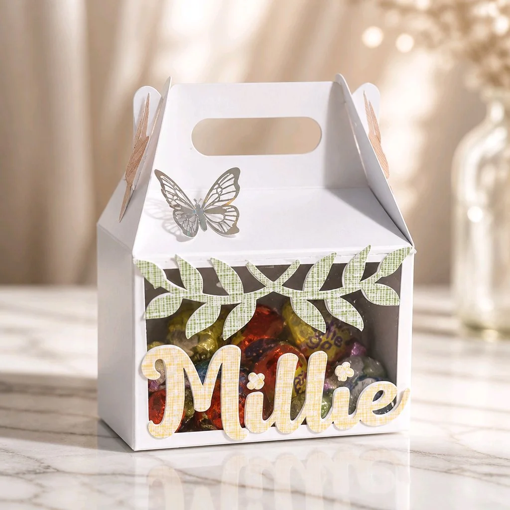Personalised Easter Gift Gable Box ! 
Create a charming Easter presentation with my personalised gable box, designed to delight both children and adults.
Personalisation: Name attached to the front panel in your choice of colour for a bespoke finishi