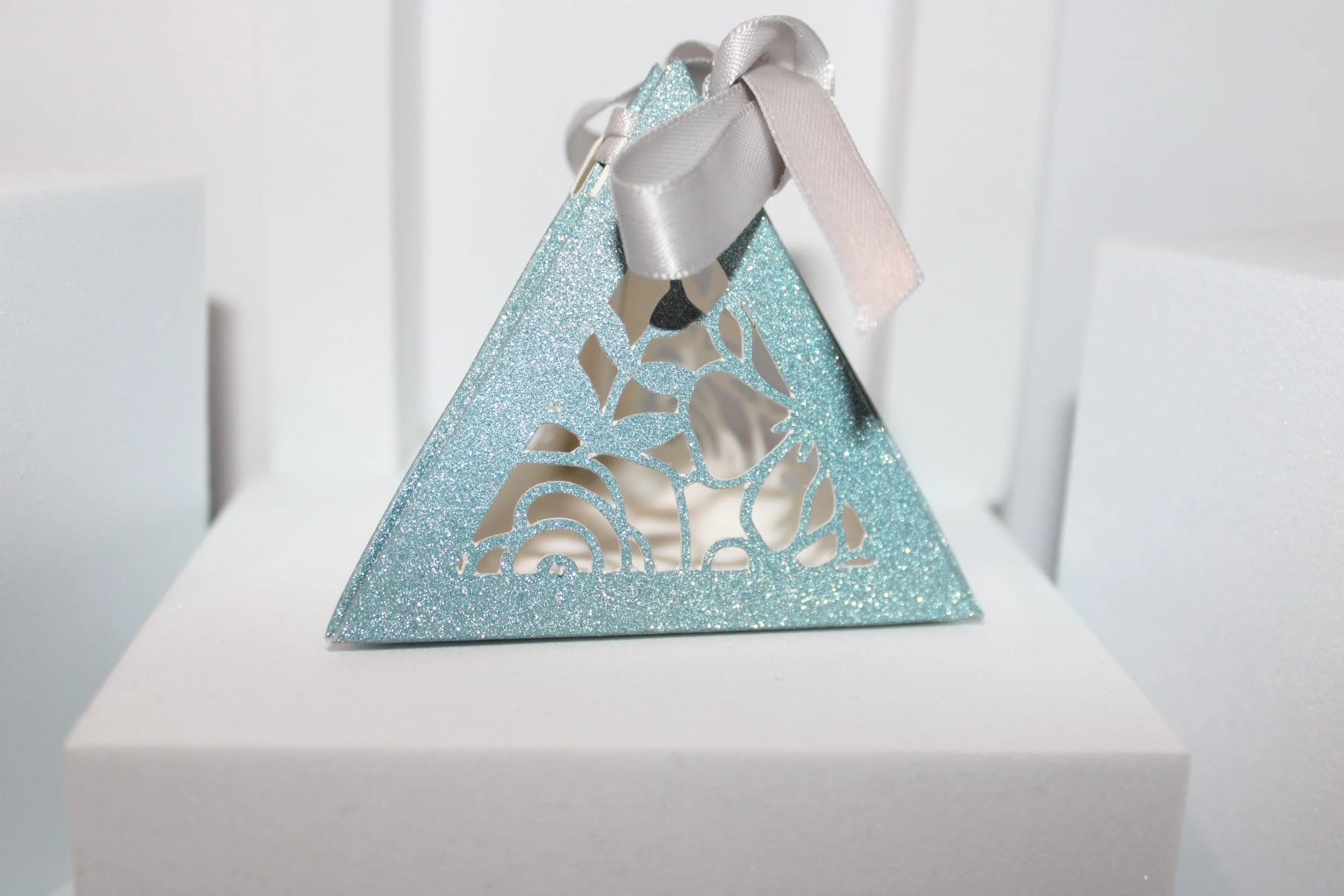 Beautifully cut & finished with a gorgeous silk ribbon.