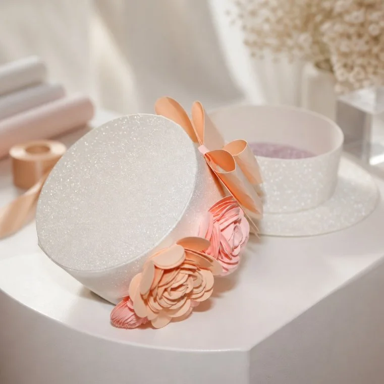  Ideal for distributing small gifts to guests, this box combines functionality with aesthetic appeal. Its design makes it a delightful keepsake. Lift the lid and reveal your sweet treats. #00171