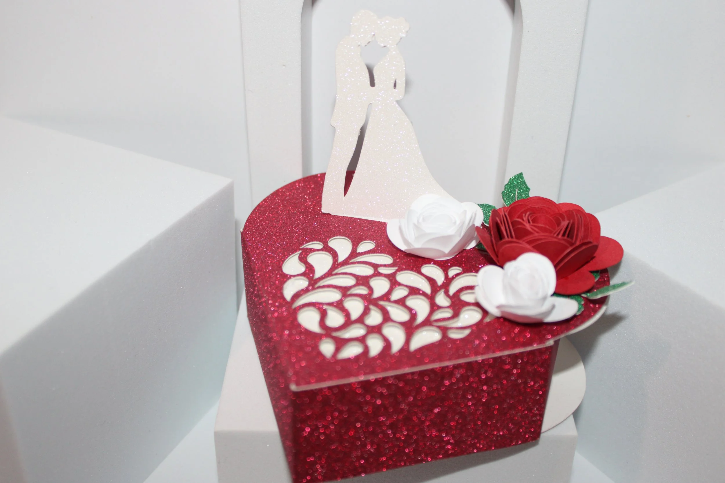 Intricate heart silhouette with roses favour box!
Heart box with silhouette couple! This favour box features a gorgeous silhouette bride & groom, perfect for adding a personal touch to your special day. There is also an intricate heart cut into the b