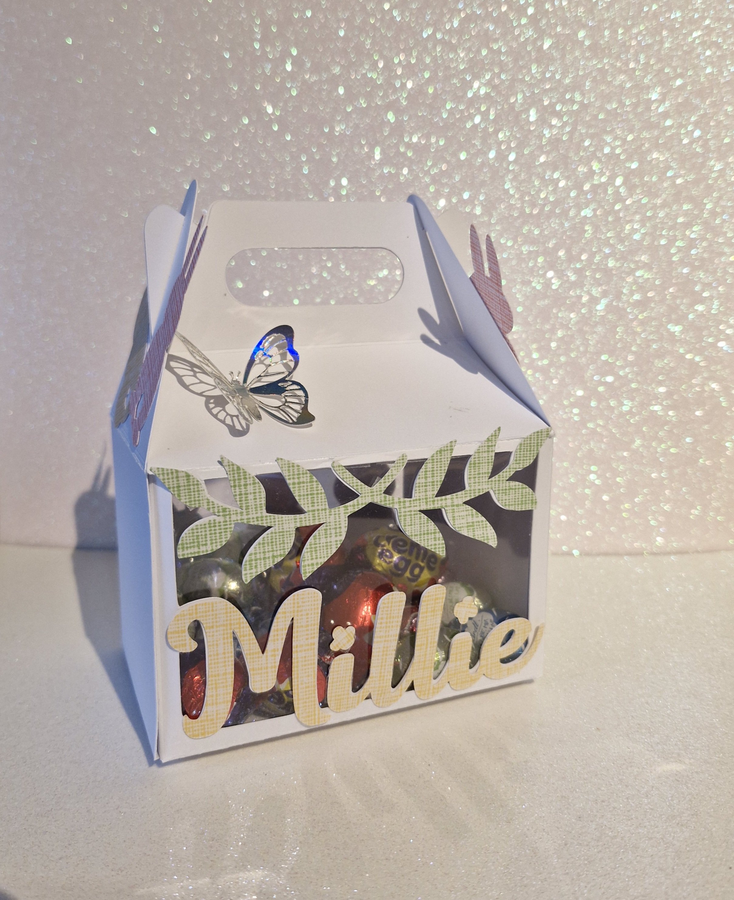 Personalised Easter Gift Gable Box ! 
Create a charming Easter presentation with my personalised gable box, designed to delight both children and adults.
#00177