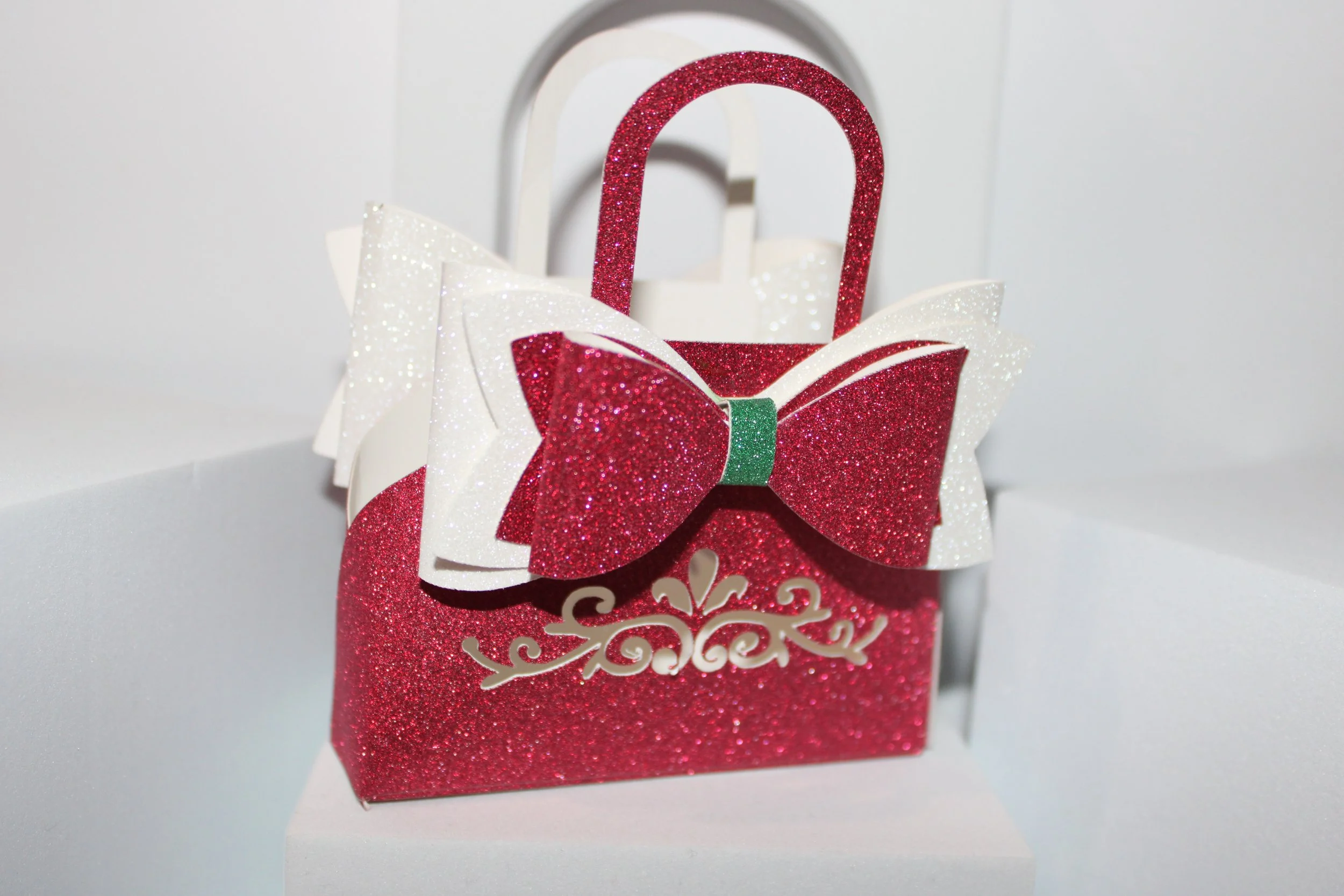 Favour handbag with bow! 
Designed with the focus of a prominent bow on the front & a gorgeous floral design cut underneath. #00124