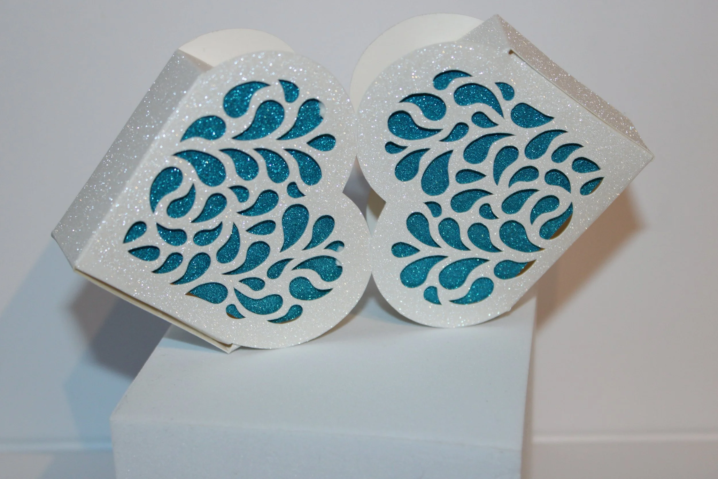 (NEW) Double Heart Shaped Favour Box!
This favour box features intricate hearts cut on to the boxes making these a truly unique piece. #0085
