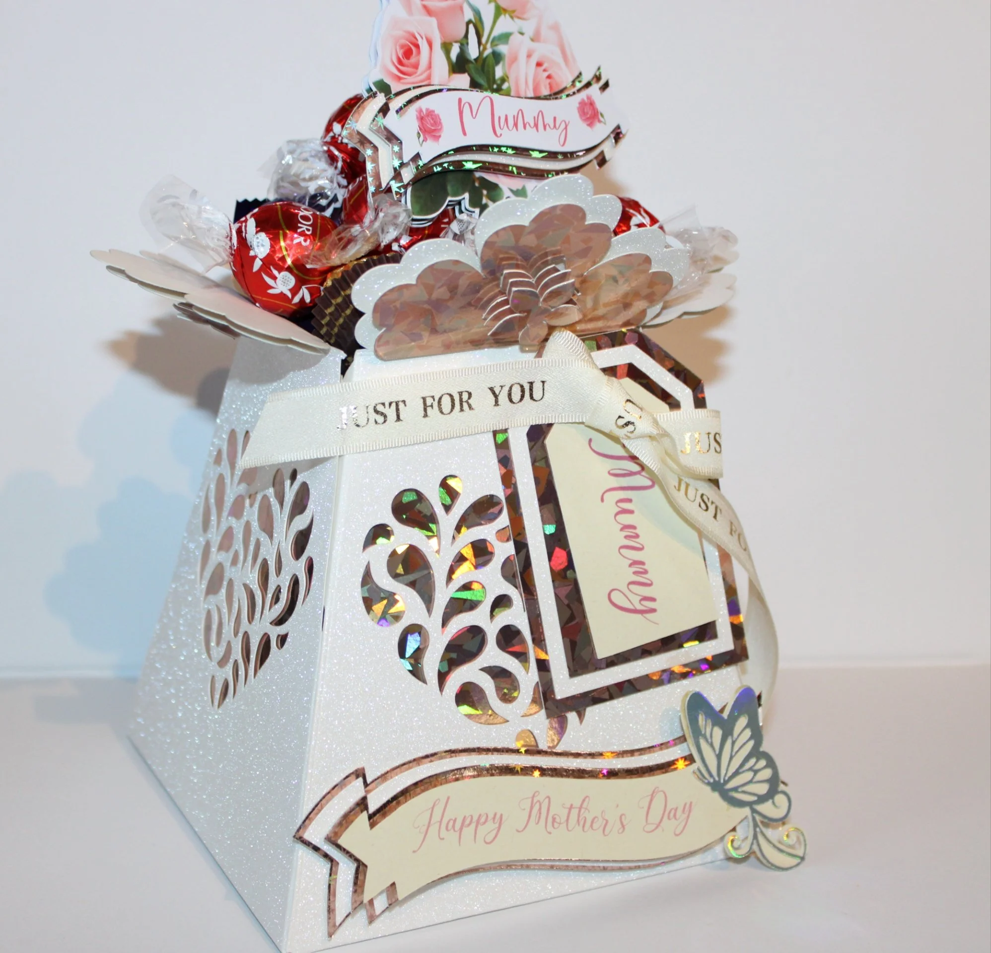 Four-sided vase, beautifully cut with an intricate heart motif on each face so the sweets shimmer through from every angle. 