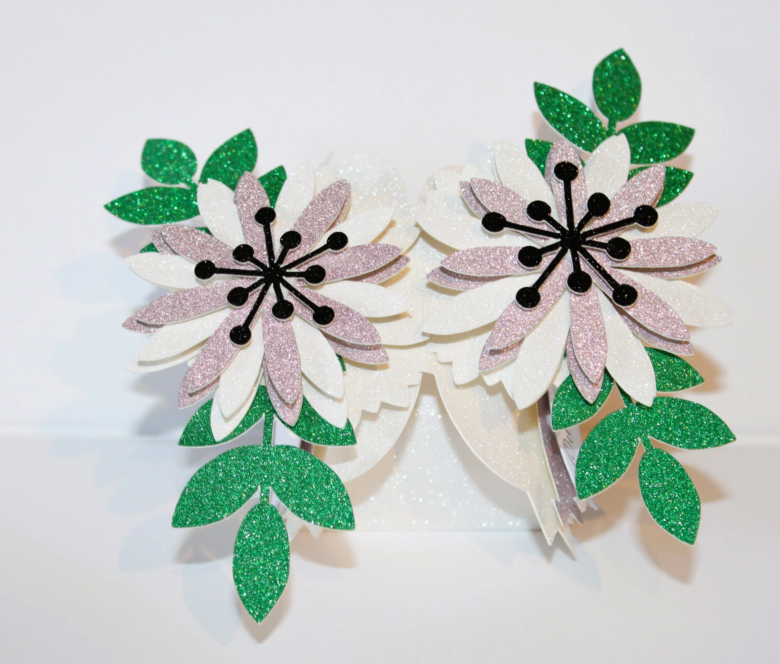 (NEW) Flower/Leaf Closing Favour Box! These stunning little boxes have adorable flower closings.  Simply slide the flowers and voila there are your favours neatly tucked inside. Let me tell you, they’re absolutely enchanting! Pink/White. #00290

