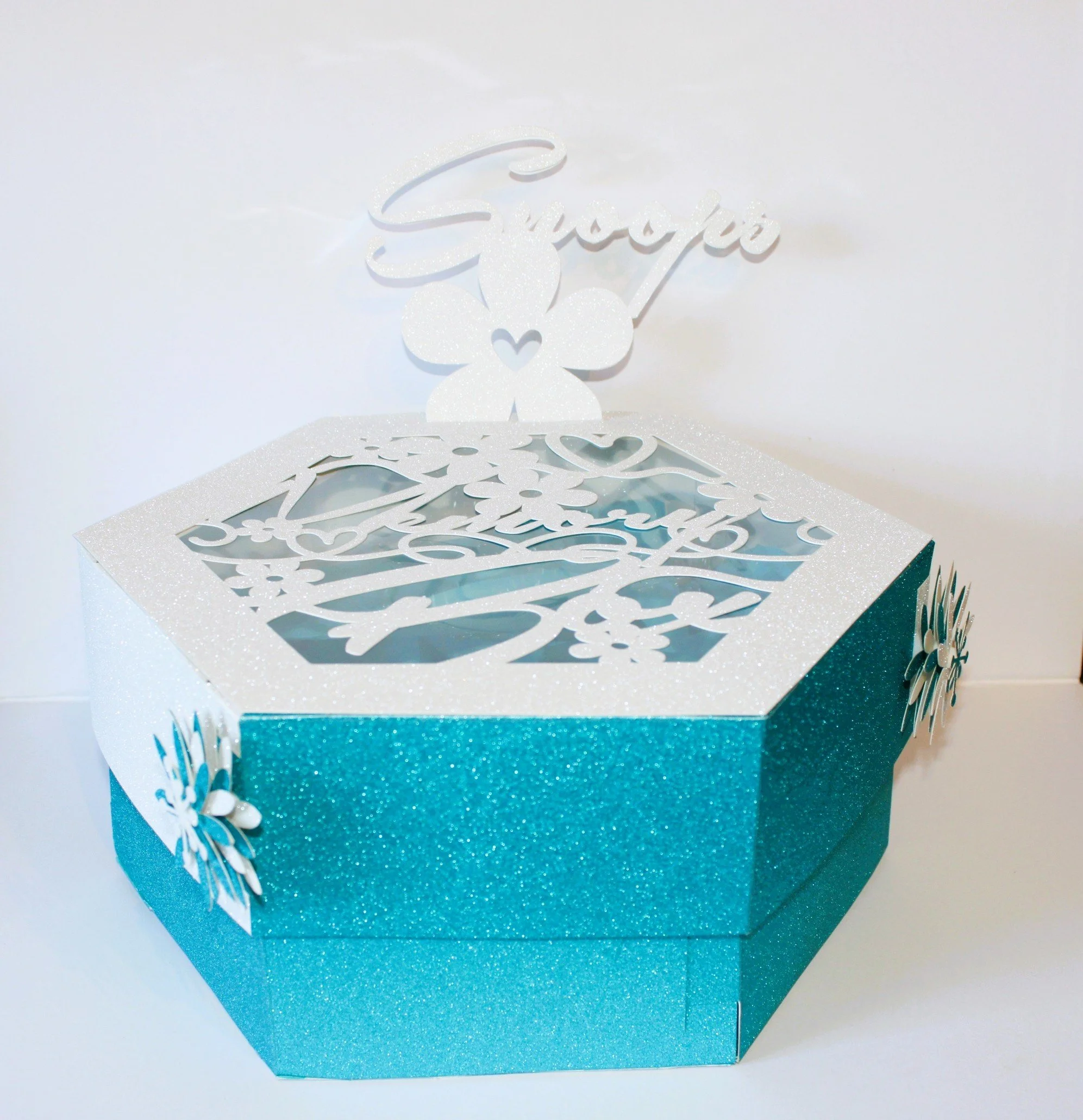 Pet’s name separately die-cut and inserted on the lid for a personalised touch Perfect for commemorating dogs, cats, rabbits and other cherished pets. Custom orders welcomed — please provide pet name spelling and any colour preferences when ordering.
