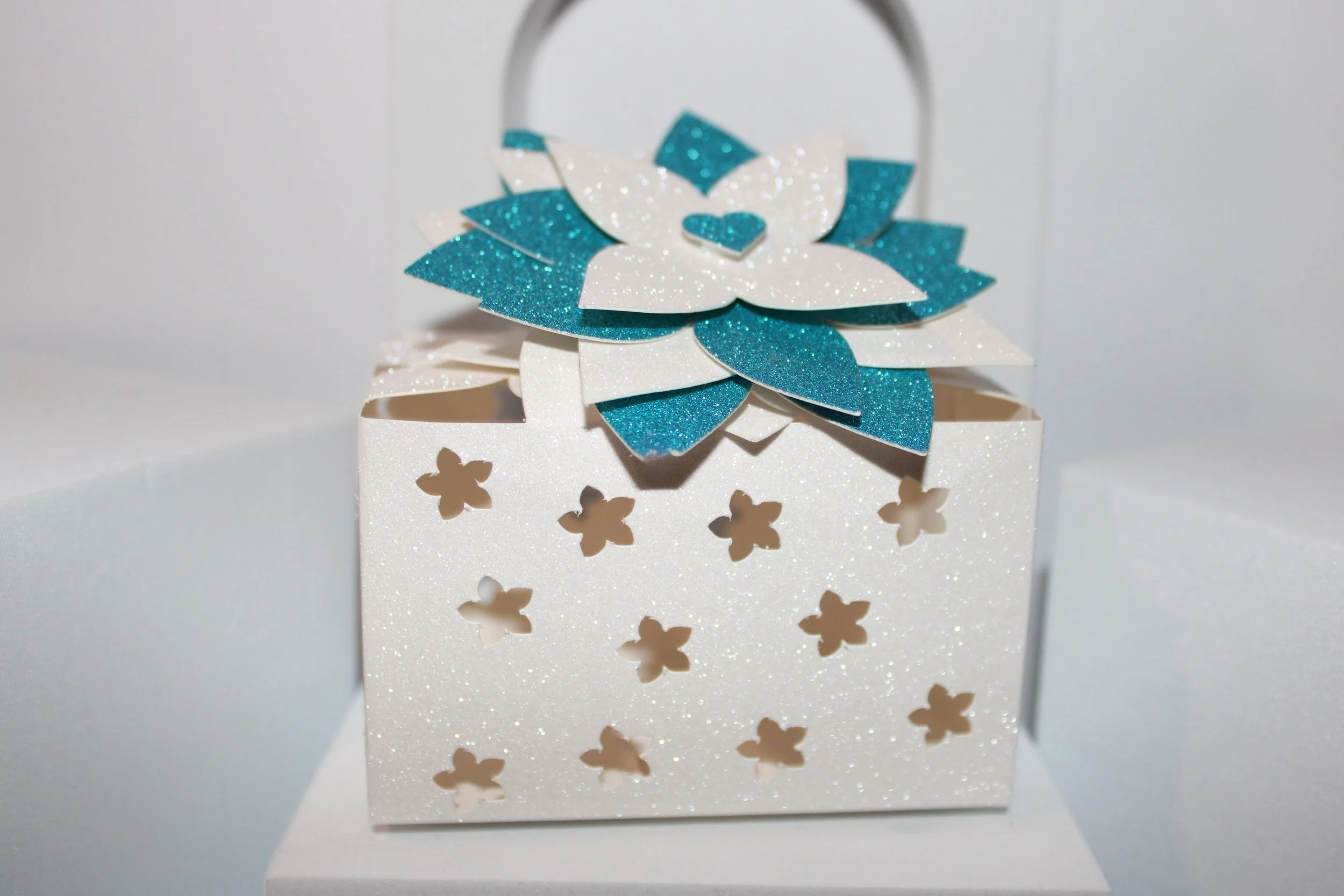 Flower scatter box!
These boxes are so cute, flowers have been intricately cut onto the box. #0078