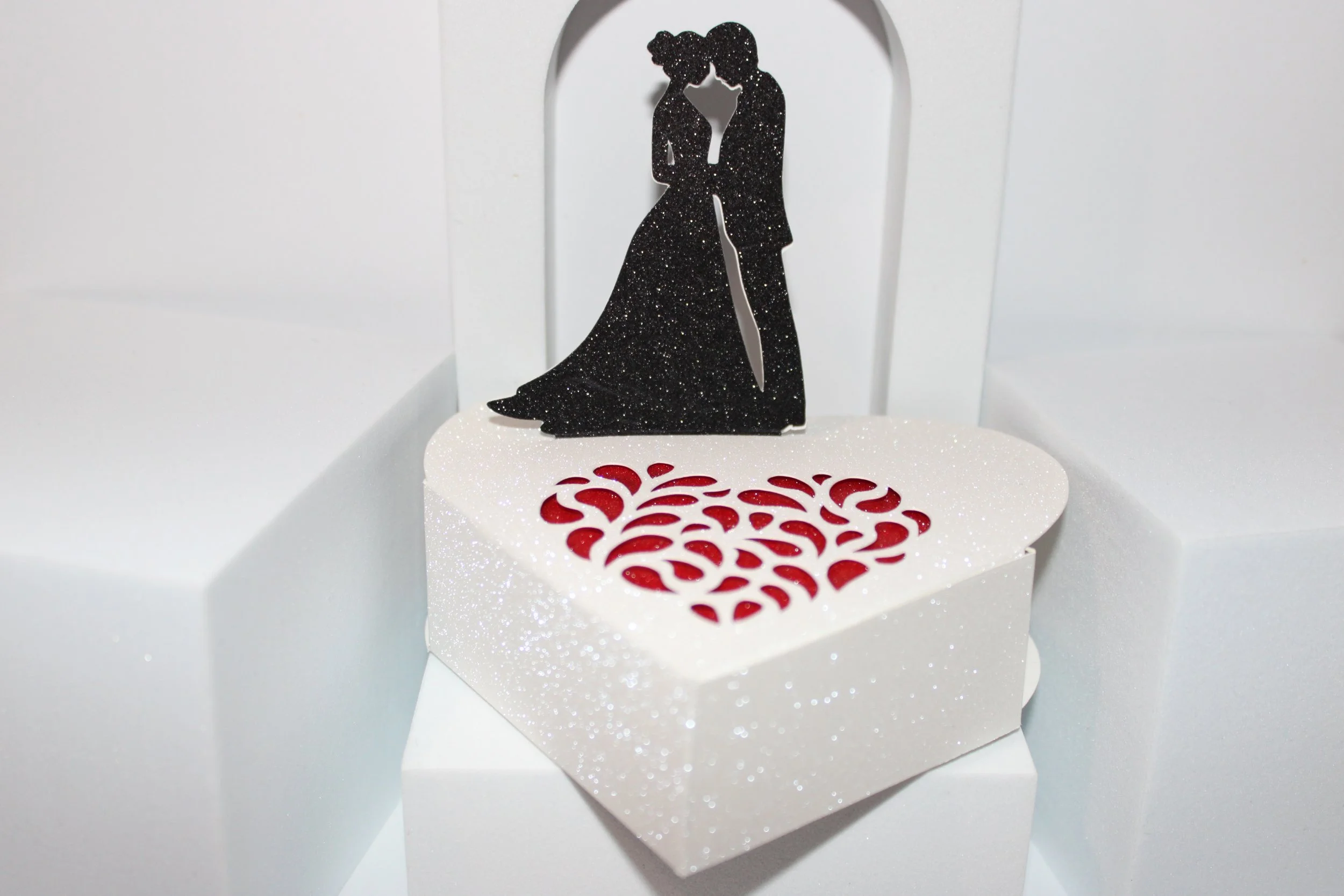 Heart box with silhouette couple!
This favour box features a gorgeous silhouette bride & groom, perfect for adding a personal touch to your special day. #0056

